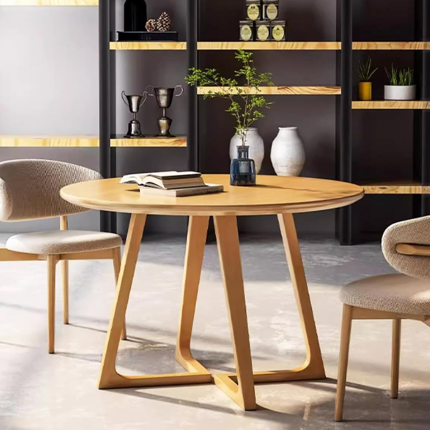 Table à manger ronde en bois massif pour coin café et moments de détente dans un studio
