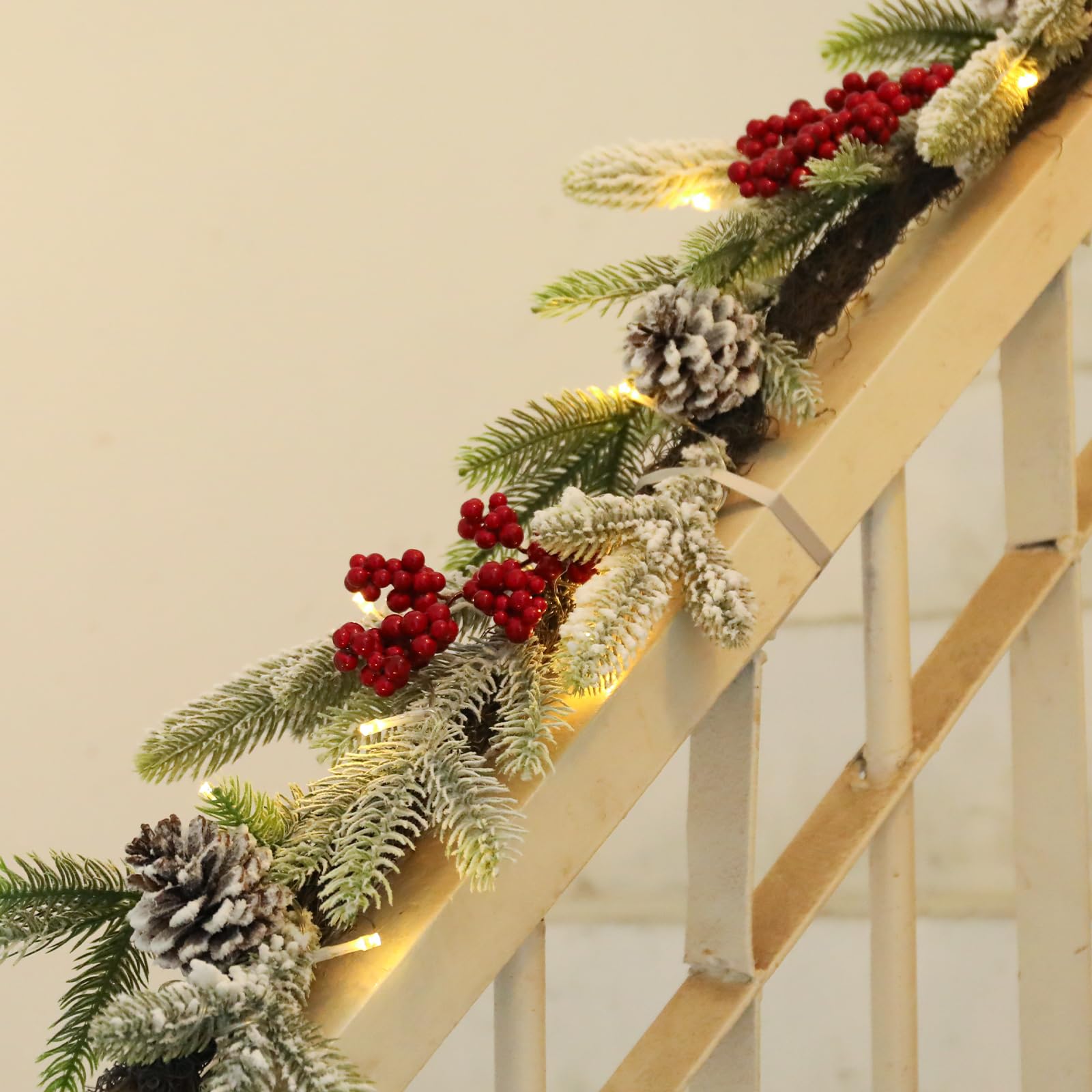 Guirlande de Noël pré-éclairée pour sublimer votre cheminée et escalier