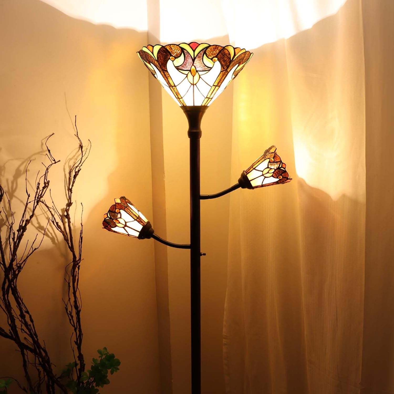 Bieye Lámpara de pie estilo Tiffany con tres luces y luces de lectura ajustables para sala de estar, 178 cm de alto. (Marrón, Barroco) Marrón Barroco