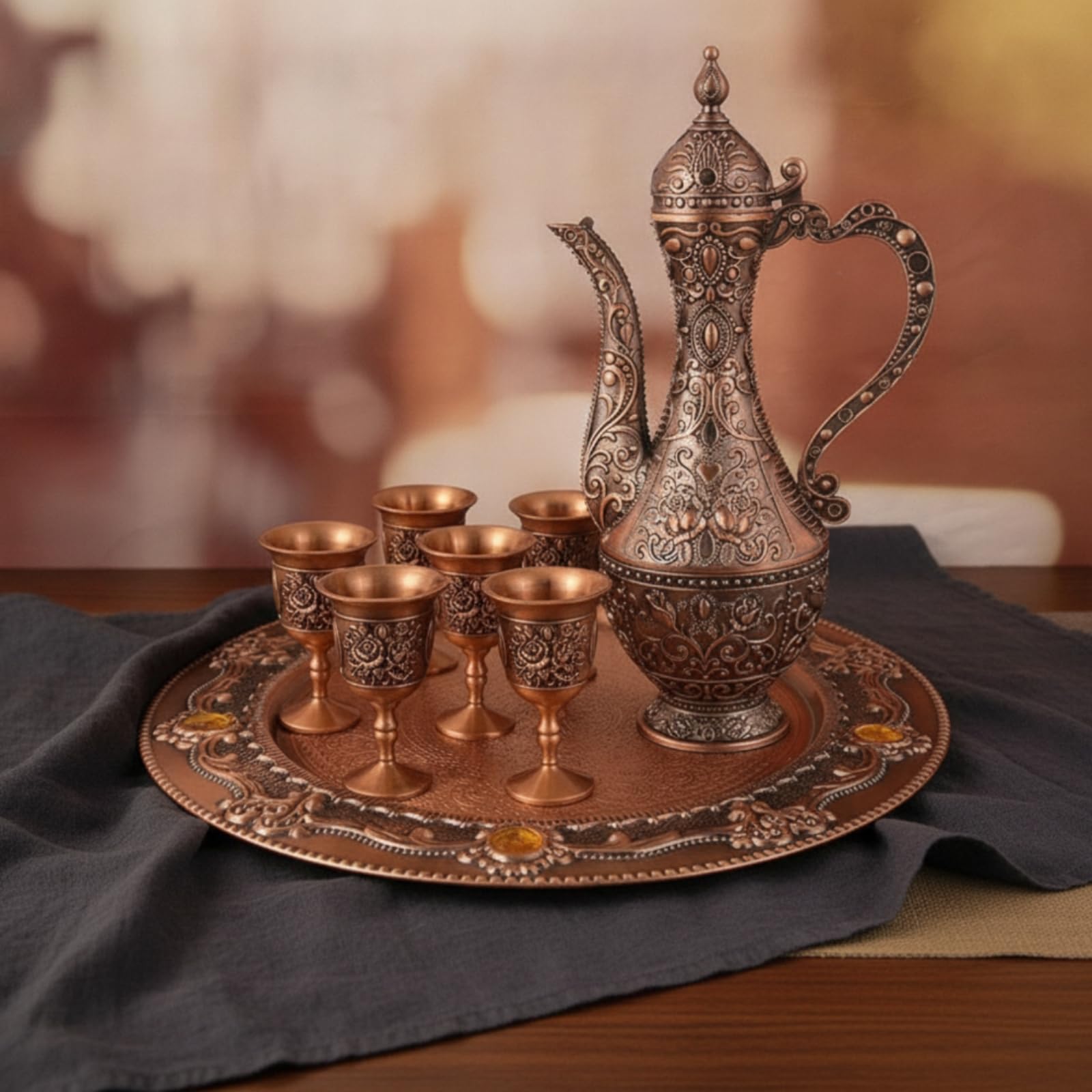 Set di Servizio Liquori Tradizionale Caraffa Brocca Bicchieri Vassoio in Metallo con Dettagli Floreali in Rilievo E Finitura Antica Adatto per, Rosa Antico Verde