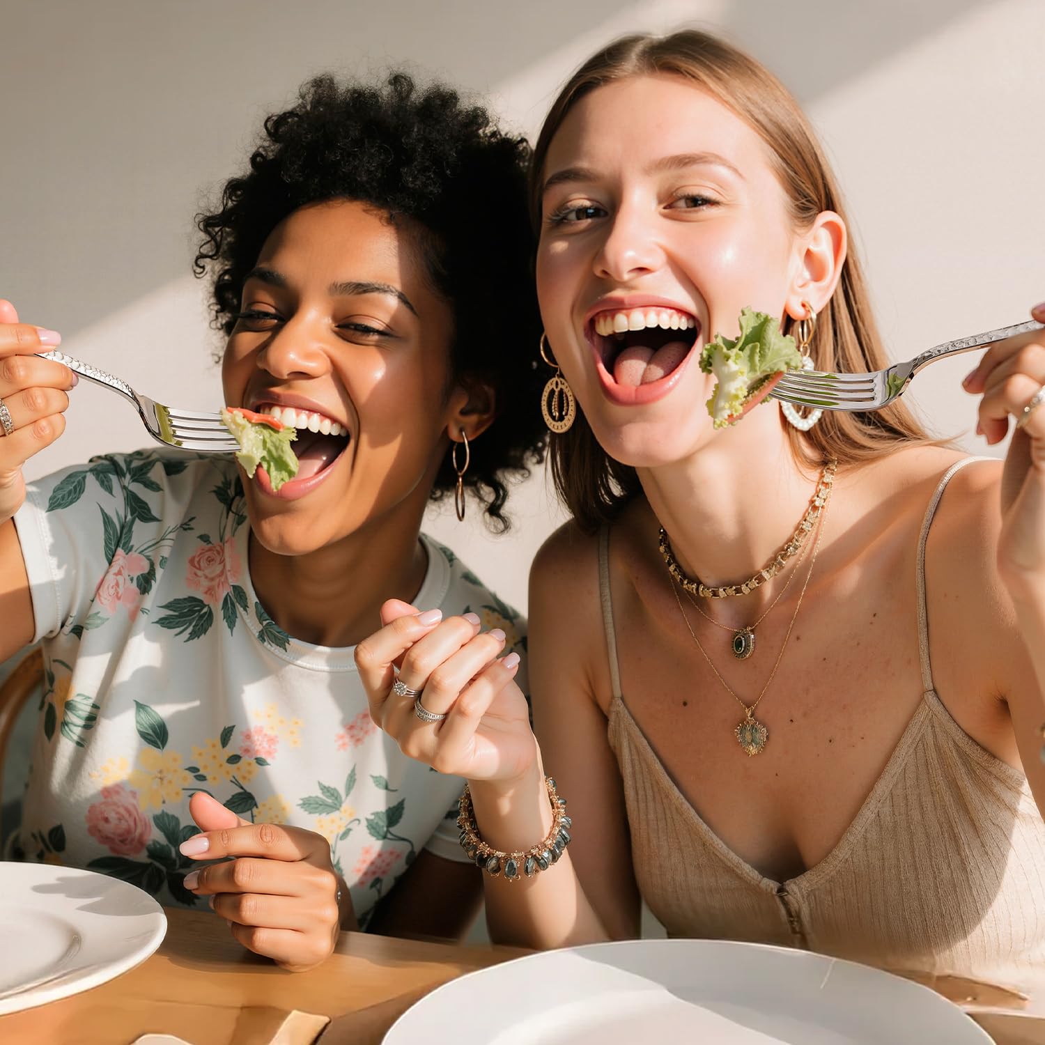 HIKAA Besteck Set 12 Personen aus Gehämmert, 60-Teilig Essbesteck 18/10, Edelstahl Besteckset für Zuhause, Partys, Hochzeiten, Cutlery Set Hochglanzpoliert Spülmaschinenfest, (Silber)