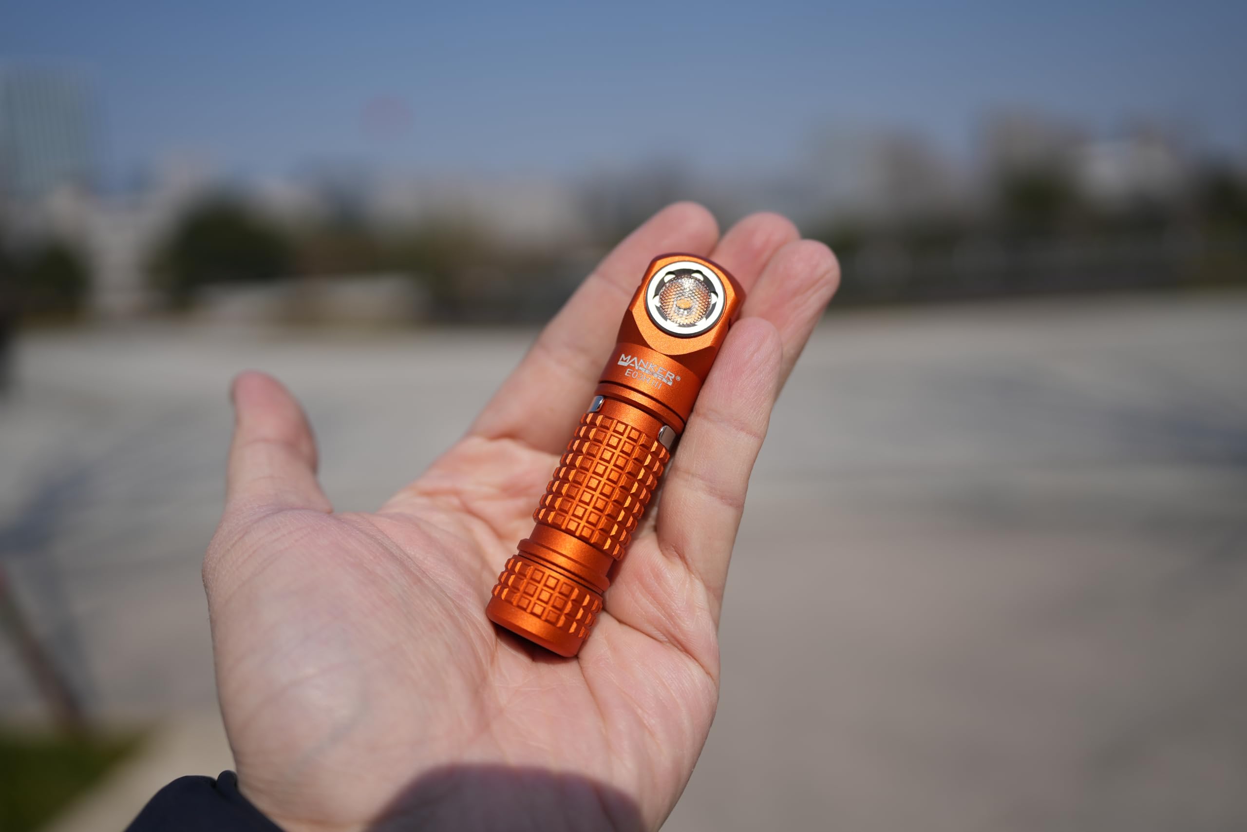 Manker E03H III wiederaufladbare Stirnlampe, 1200 Lumen, Mini-Taschenlampe mit Clip, 90 Grad EDC AA rechtwinklige Taschenlampe mit Kopfband und Magnetschwanz, Orange