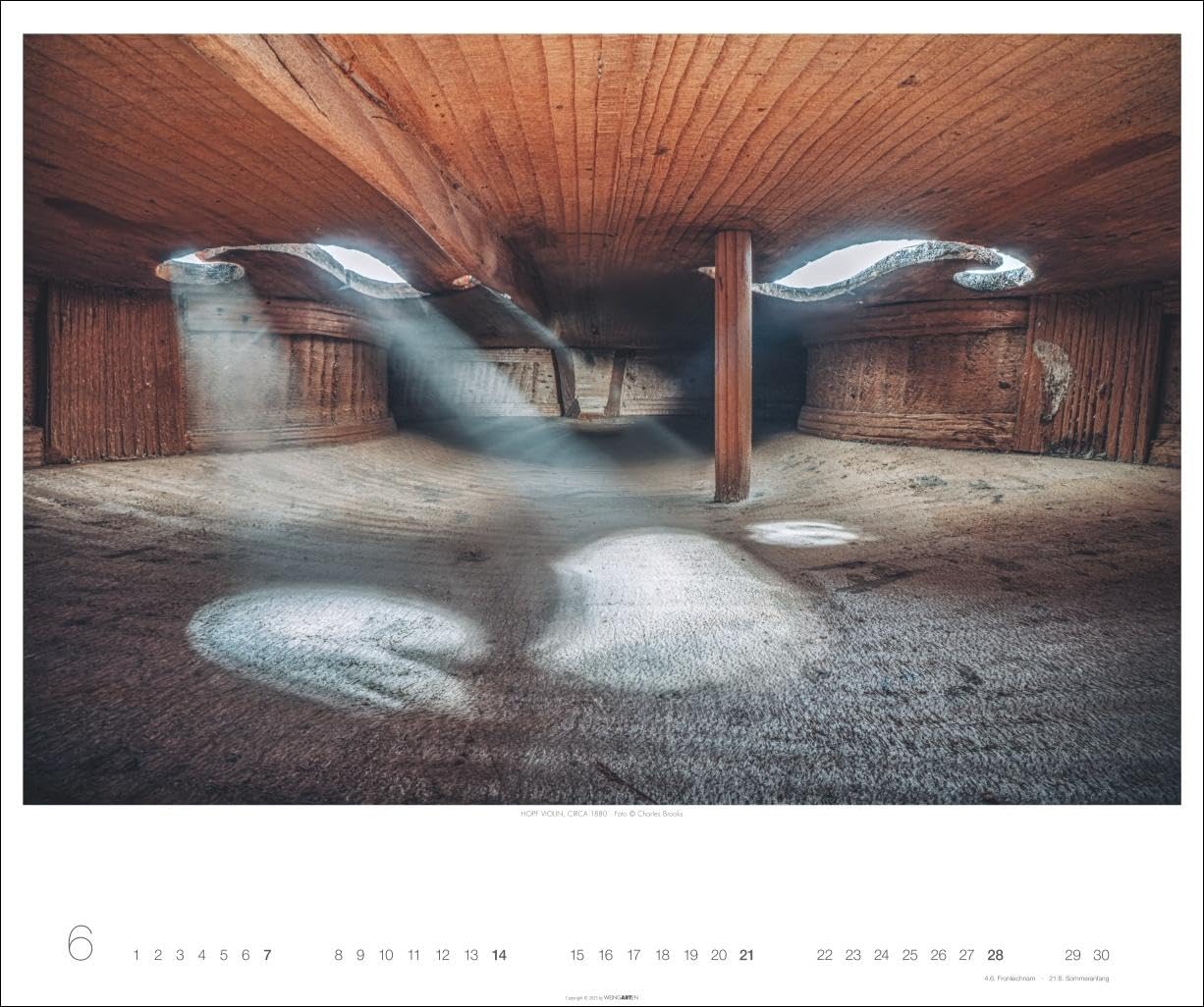 Architecture in Music Kalender 2026 - Musikinstrumente von innen: Charles Brooks‘ Fotokunst in einem großen Wandkalender, der neue Perspektiven eröffnet. Querformat 55 x 46 cm