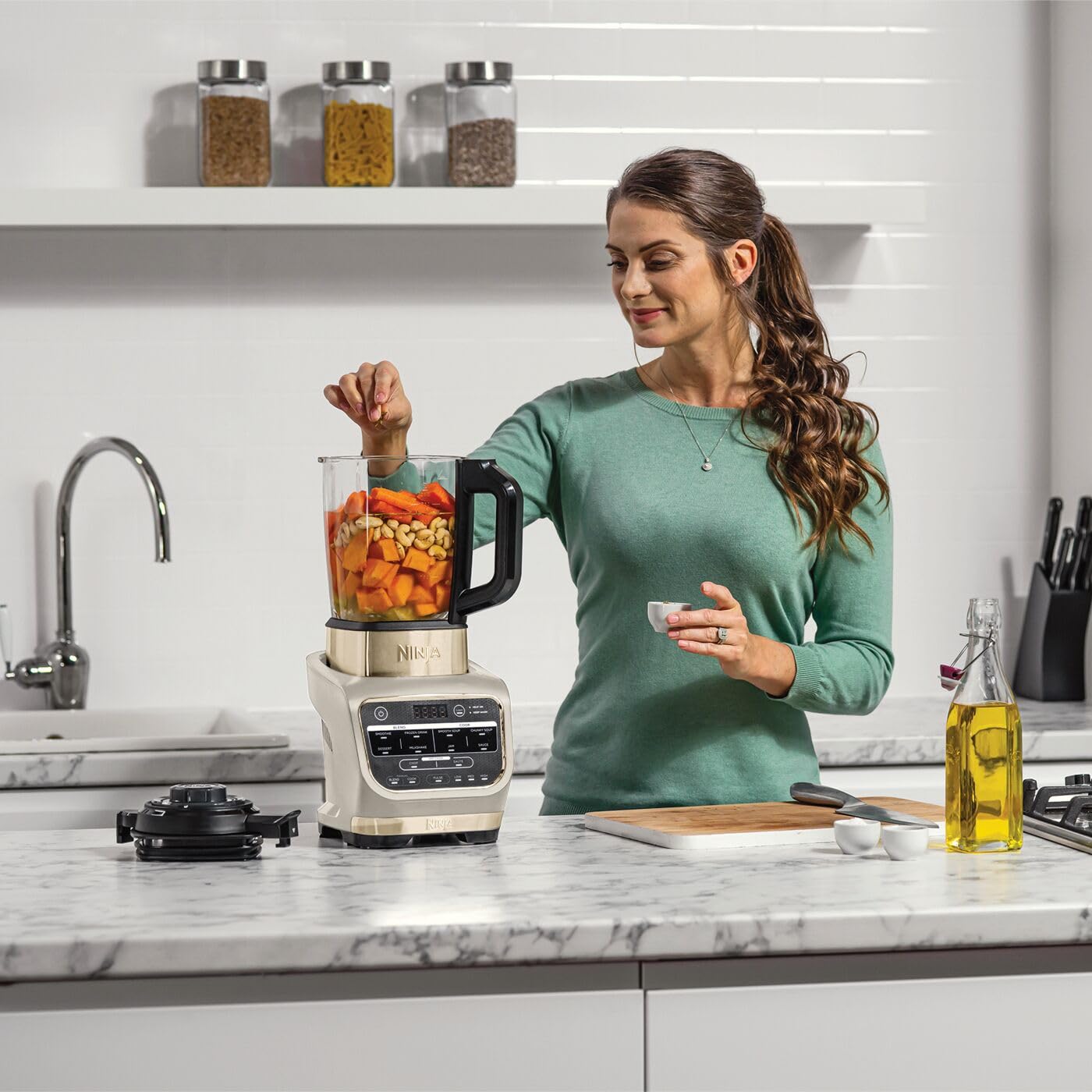 Ninja Foodi Frullatore Soup Maker, 1000W, caraffa in vetro 1,7L, 10 programmi, per cibo caldo e freddo, elemento riscaldante incorporato, programma di pulizia e spazzola, pietra oro, HB150EUSTGD