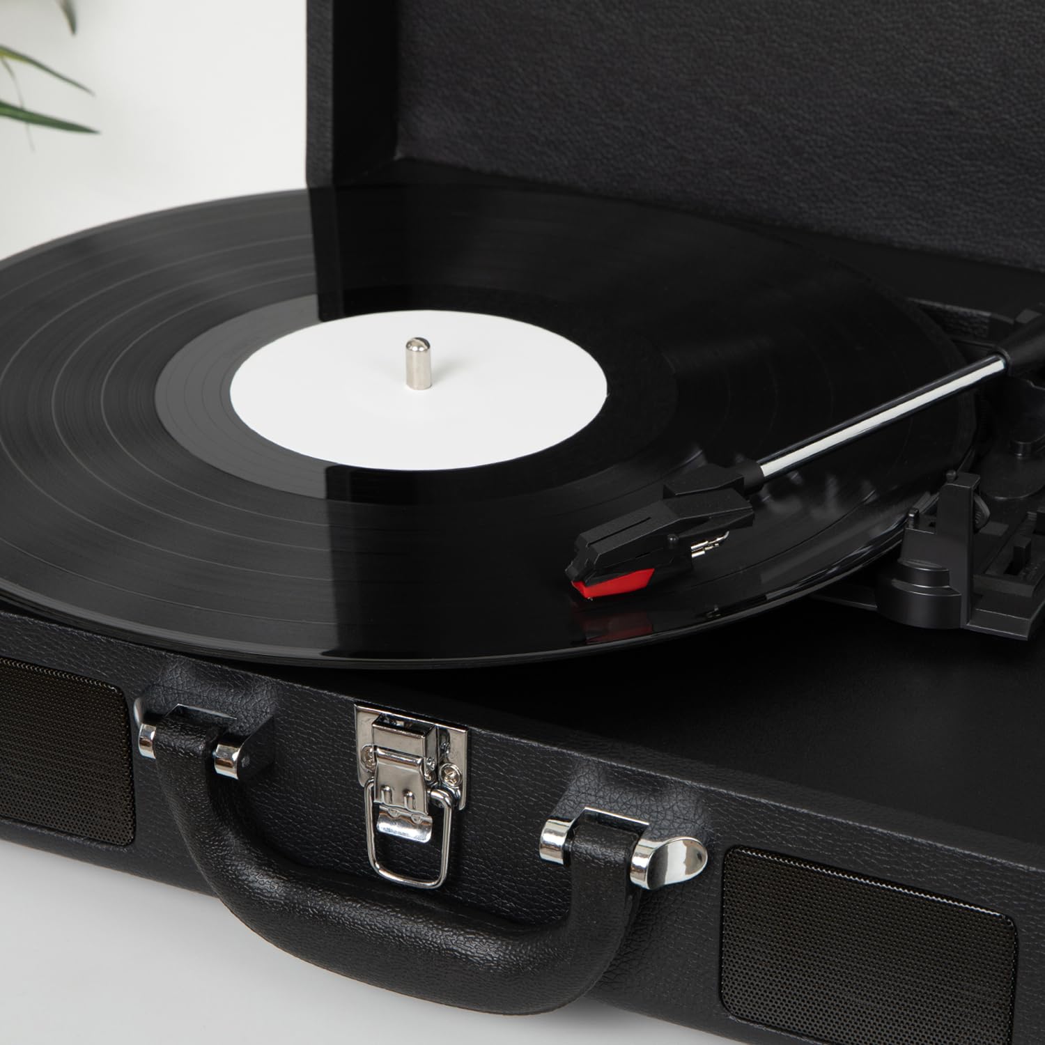 Victrola Journey II (Modello 2025) – Giradischi Bluetooth a Valigia 3 Velocità con Altoparlanti Stereo Integrati e Bassi Potenziati, Bluetooth Bidirezionale, Uscite RCA e Cuffie (Nero)