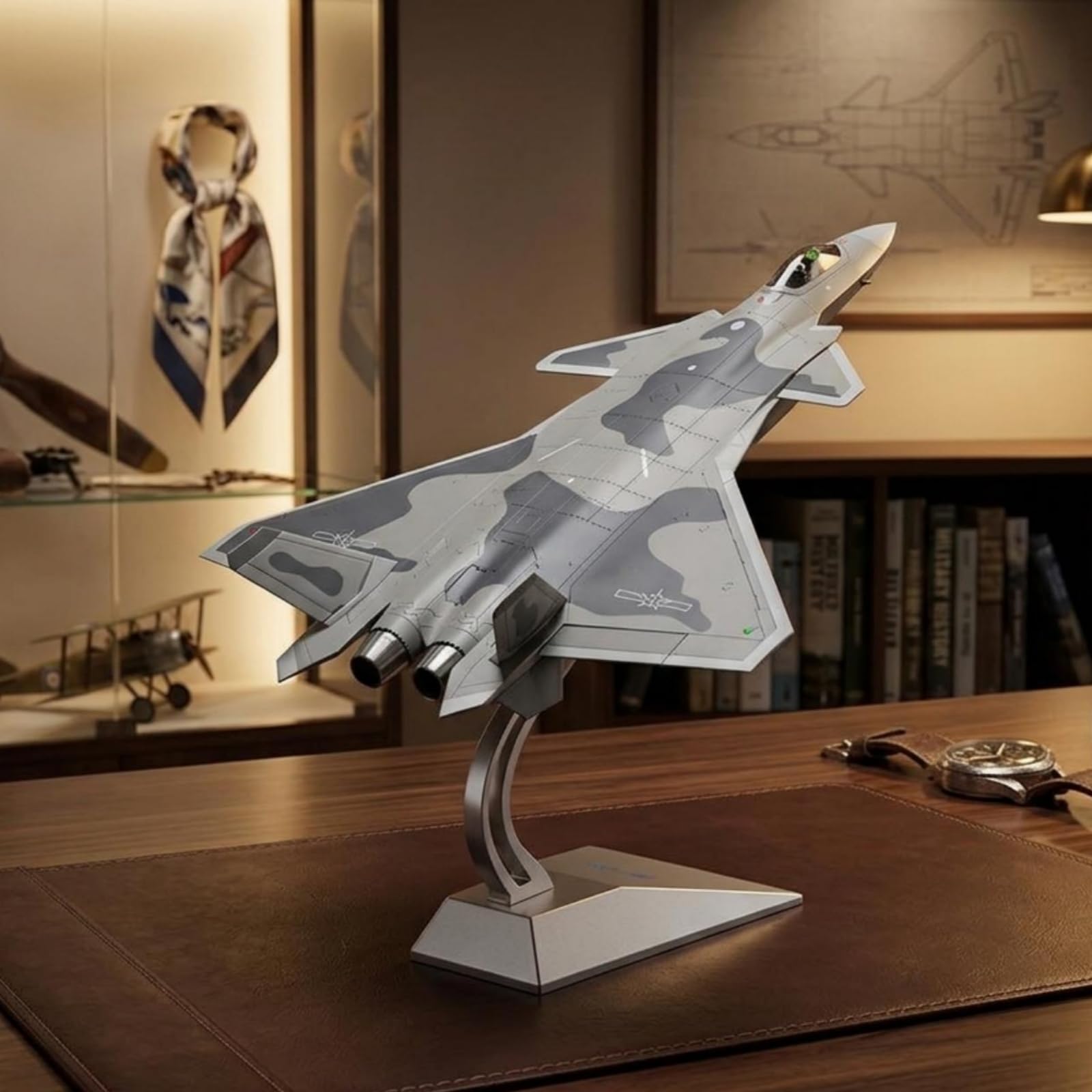 Jiuvaso Aereo Modello da Caccia Miniatura Scultura Maquette Metallo Lega con Supporto Verticale Linee Stampate Profilo Adatta per Collezionismo Decorazione Interni Ufficio, Mimetico