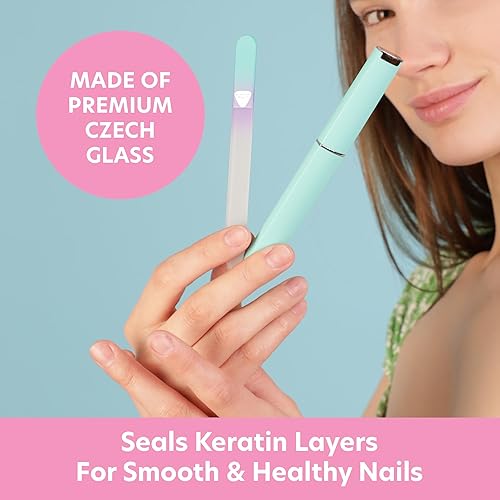 Miniatura 2 de BONA FIDE BEAUTY Lima de uñas de vidrio checo pastel con estuche rígido y empujador de cutículas de vidrio azul