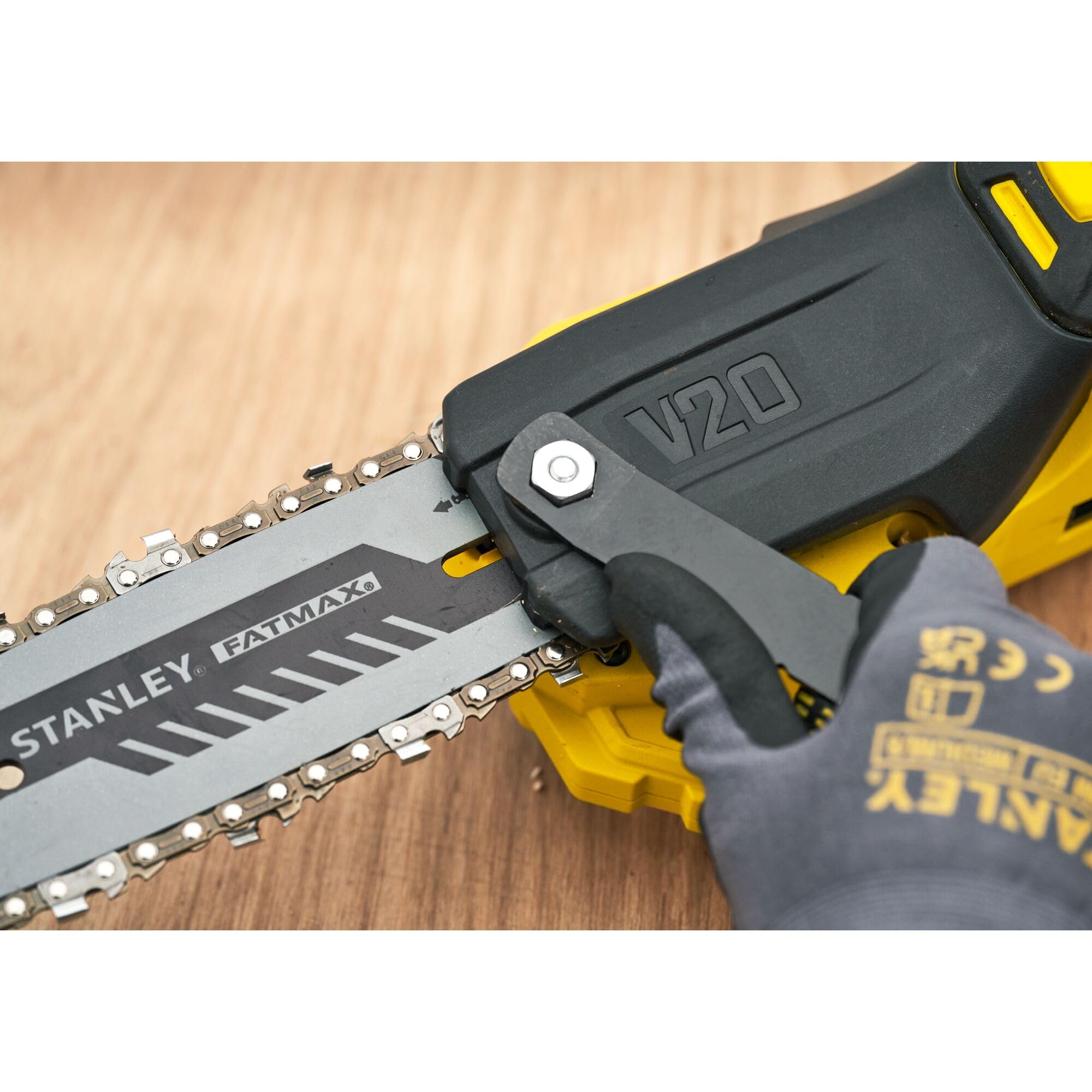 Sierra de pértiga brushless 18V STANLEY FATMAX V20 20cm con batería de 4Ah y cargador, SFMCPS720M1-QW