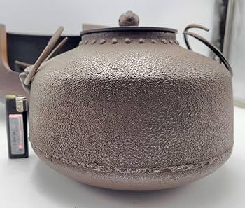 Amazon.co.jp: 唐金 面取り道安風炉 釜 五徳のセット 箱無し 茶道具