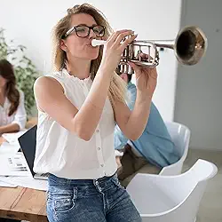 Bocal de trompete para estudantes e profissionais, estrutura de metal durável com tampa ABS, acessórios de desempenho de tom brilhante, melhora a clareza do som e a ressonância (branco)