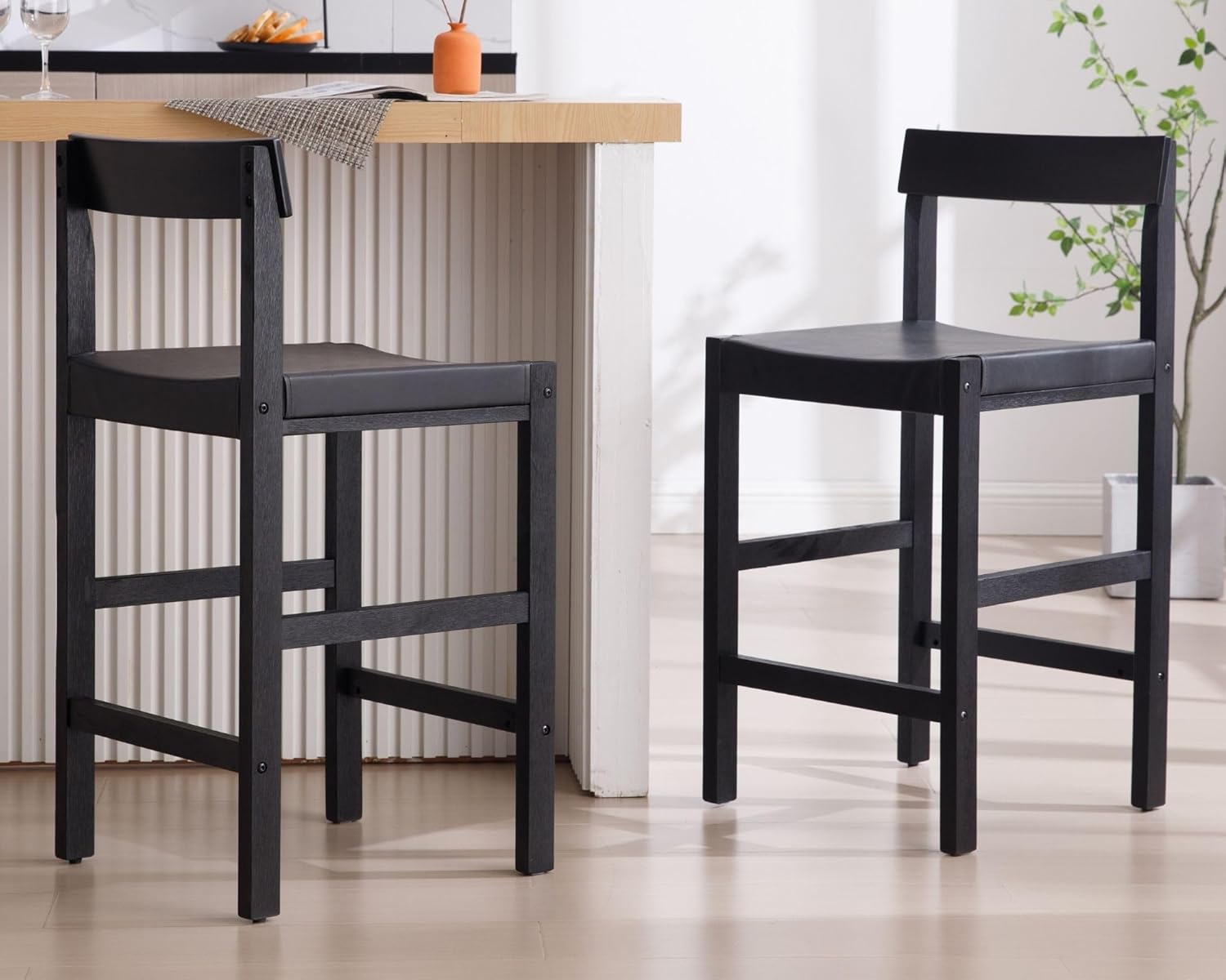 HNY Juego de 2 taburetes de bar negros de 26 pulgadas de altura de mostrador, taburetes modernos con respaldo y reposapiés, sillas de isla de piel