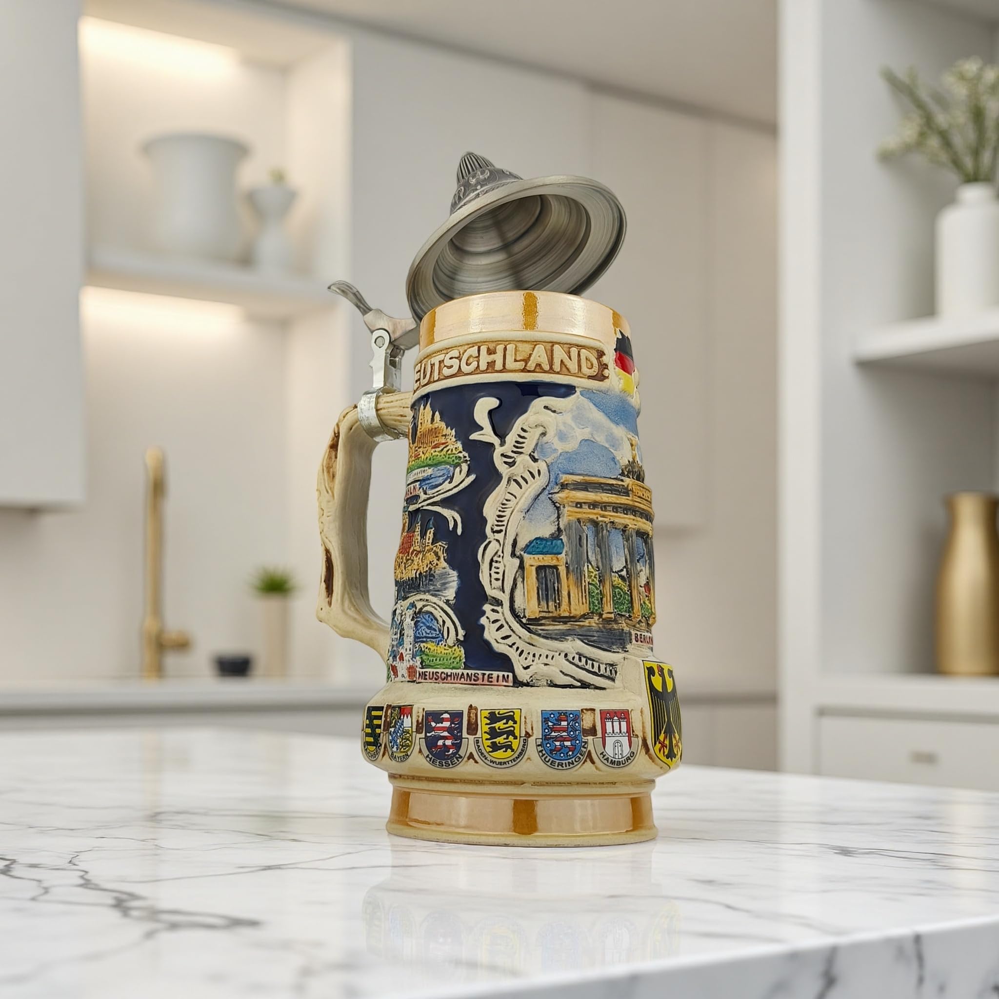 Bierkrug mit Deckel 0,7L – Traditioneller Steinkrug mit Deutschland-Motiv und Wappen-Design – Bierseidel für Zuhause, Bierfest & Sammlung – Geschenk für Männer, Papa & Bierfans