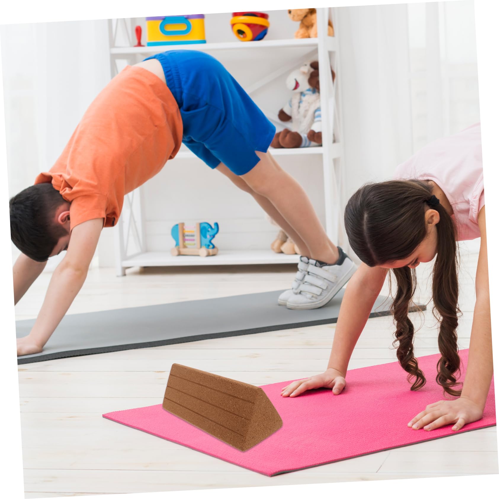 UKCOCO Yogablöcke Aus Kork in Dreiecksform Übungsblöcke Aus Schaumstoff Für Yoga Fitness Und Tanztraining Leichte Und Stabile Gymnastikblöcke Für Anfänger Und Fortgeschrittene