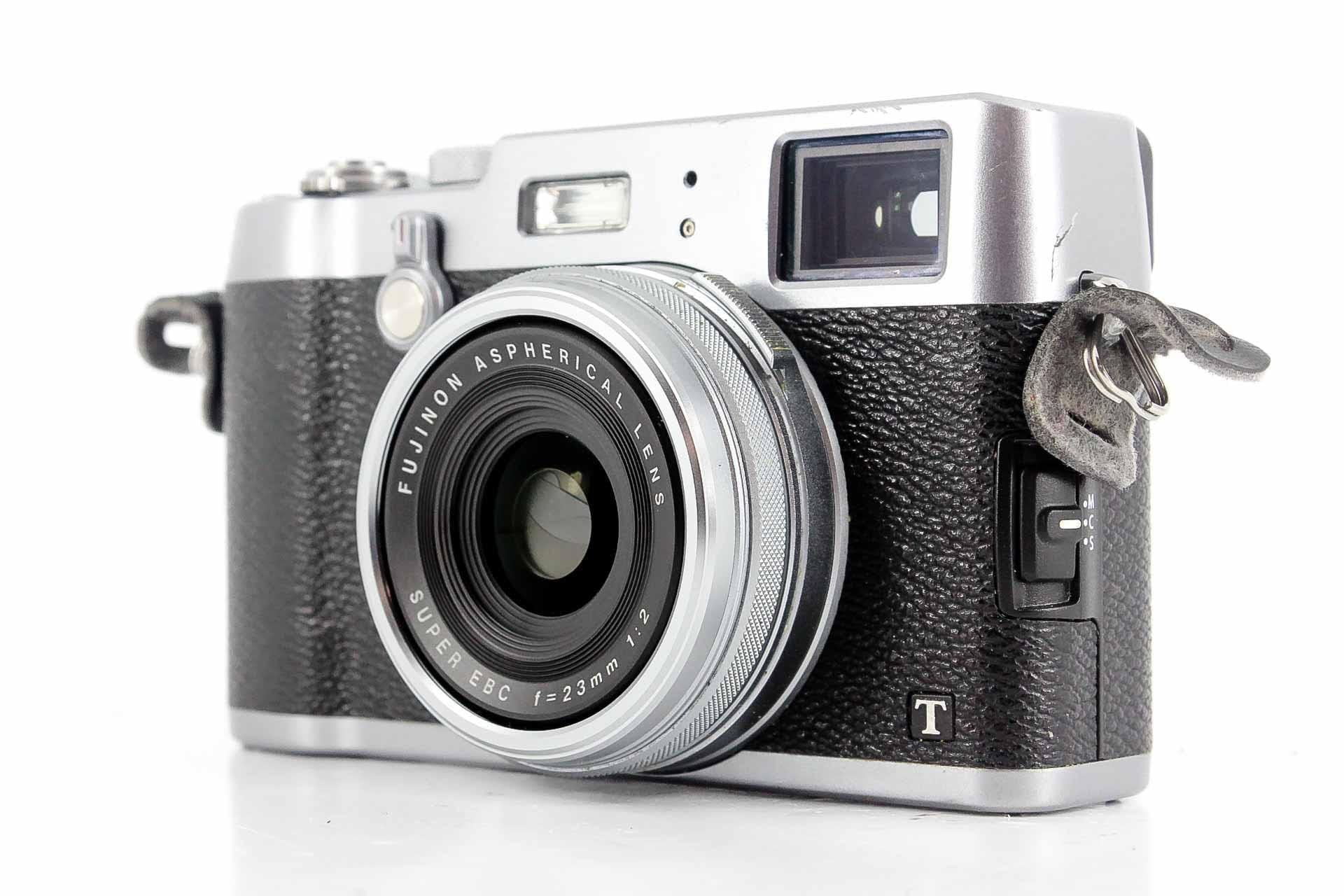 Fujifilm X100T Fotocamera Digitale 16 MP, Sensore APS-C X-Trans CMOS II, Obiettivo 23mm, f/2.0, Mirino Ibrido, Telemetro Elettronico, Otturatore Centrale, Argento
