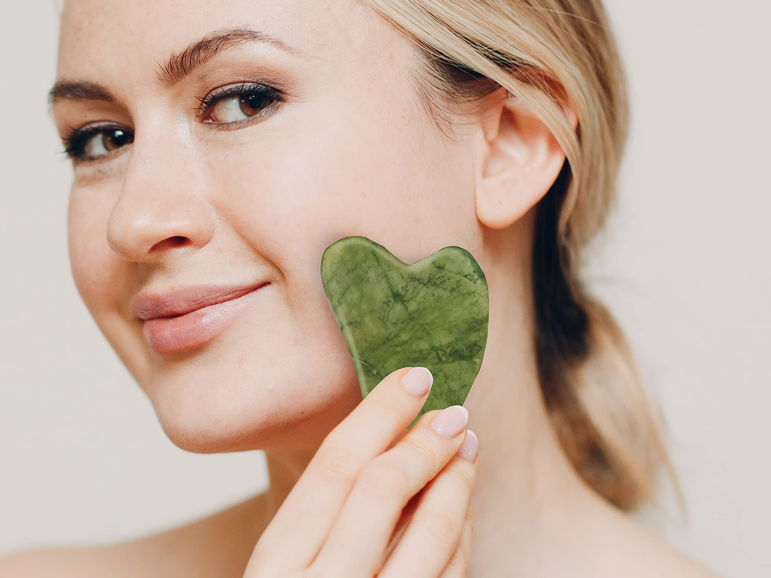 BEPER C301ABE101 Jade Gua Sha wałek i kamień, Jade Roller & Gua Sha Narzędzie do masażu, masaż twarzy i ciała, kojący, modelujący i przeciwstarzeniowy, zielony