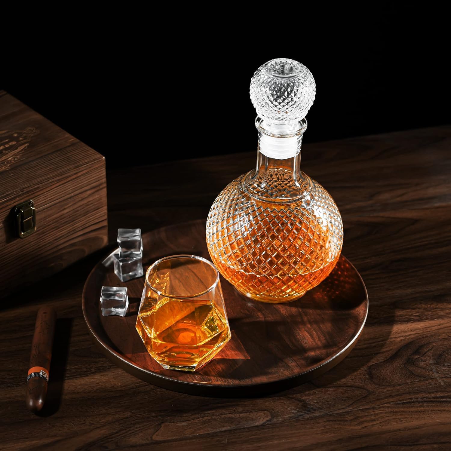 ROSEFINCH Decanter Clear Glass European Style Set of 1, 1000 ml Round Decanter for Liquor, Whisky, Vodka, Scotch, Wine, Beer, Milk, Juice, Water, Tea with Square Lid Square Whiskey Decanter 2