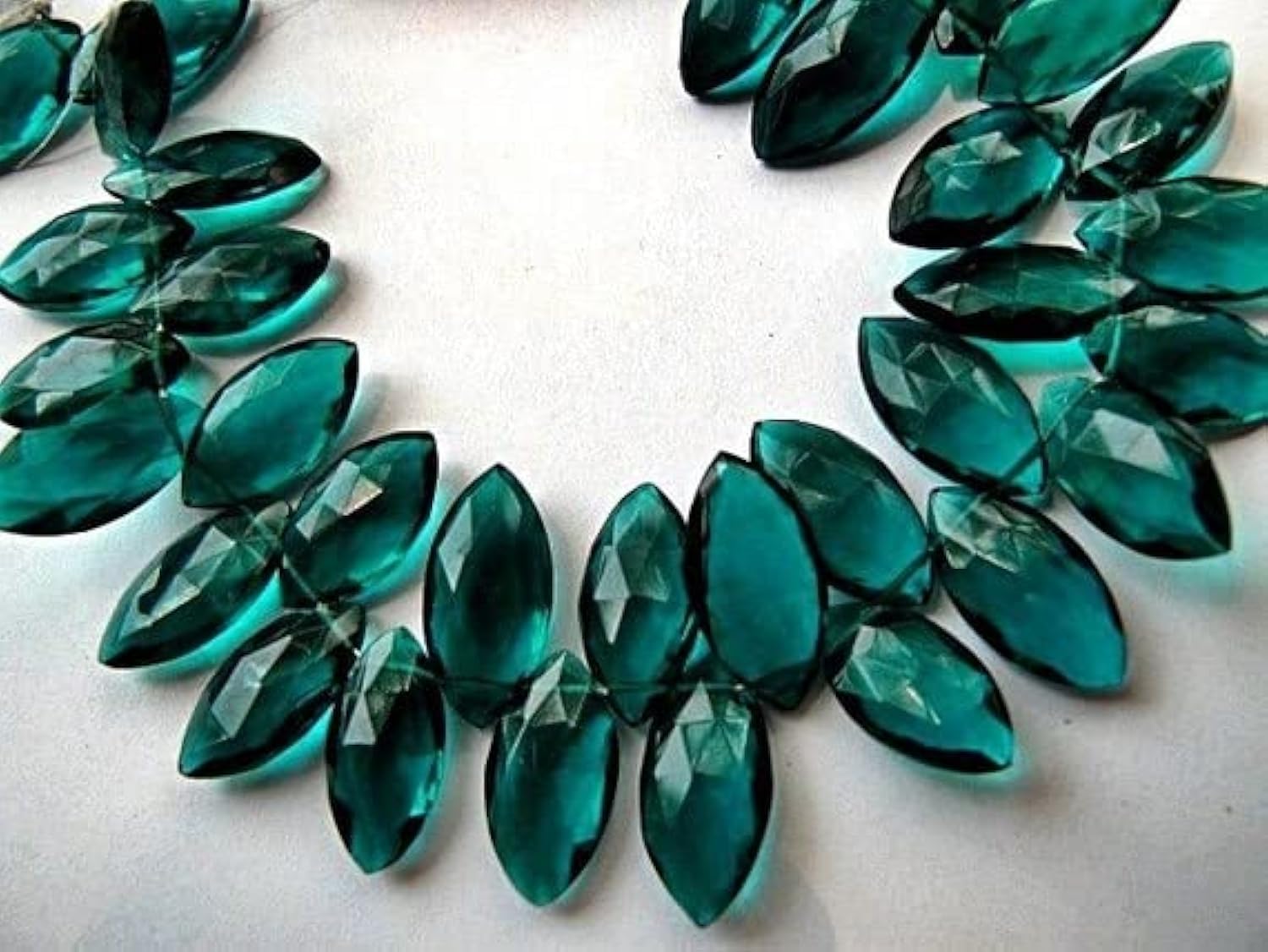 Quartz hydro bleu vert facetté pour parer vos tenues d'été