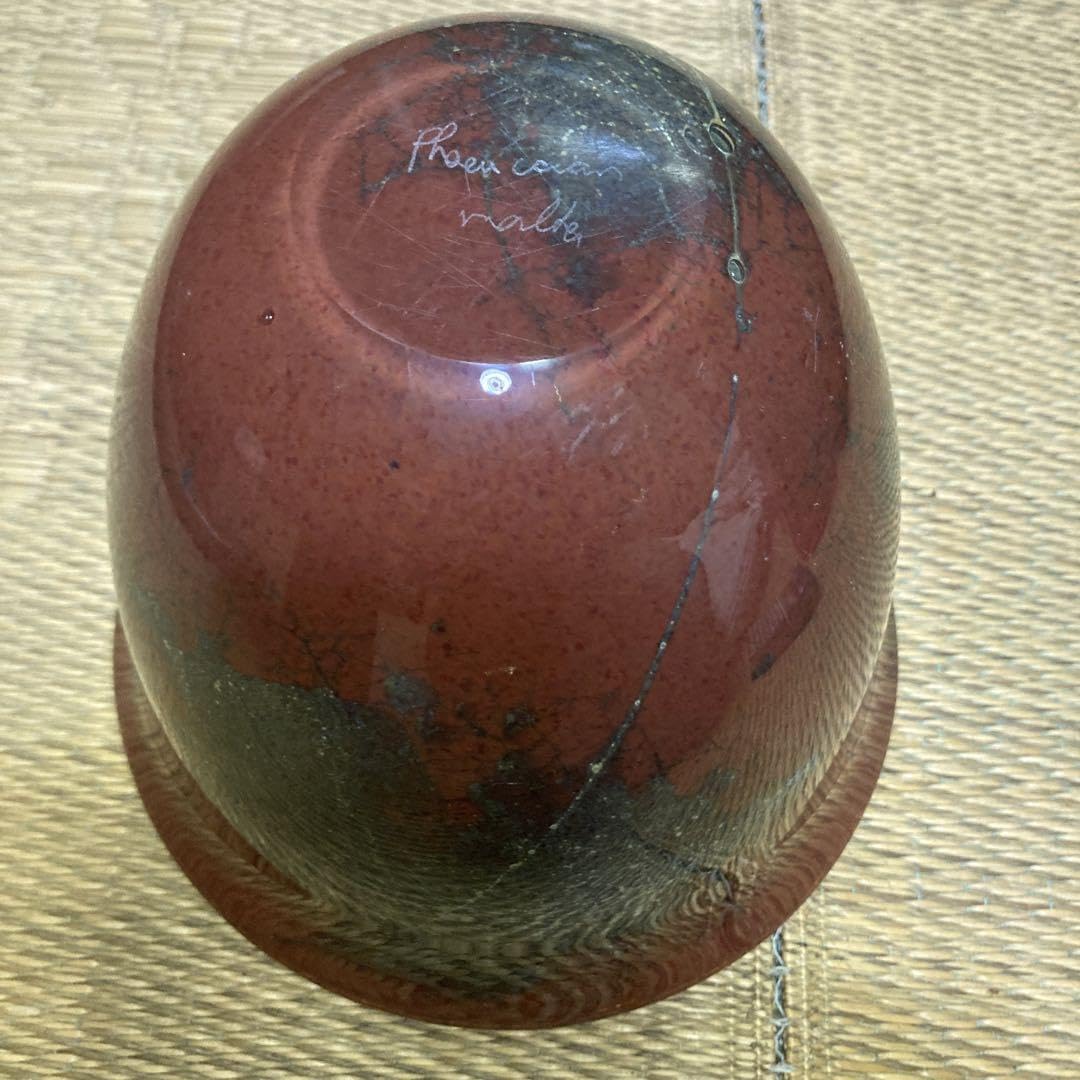 赤い球形陶器置物