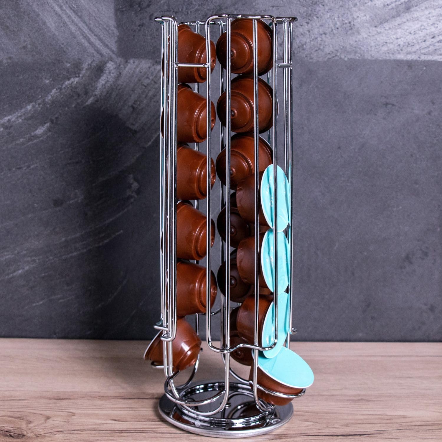 Intirilife Uchwyt na Kapsułki do Kawy dla Kapsułek Dolce Gusto (24 sztuki) z Srebrnego Żelaza - 13.5 x 33 cm - Obrotowy Stojak na Kapsułki 360 Stopni, Przechowywanie Kapsułek Kawowych, Pads