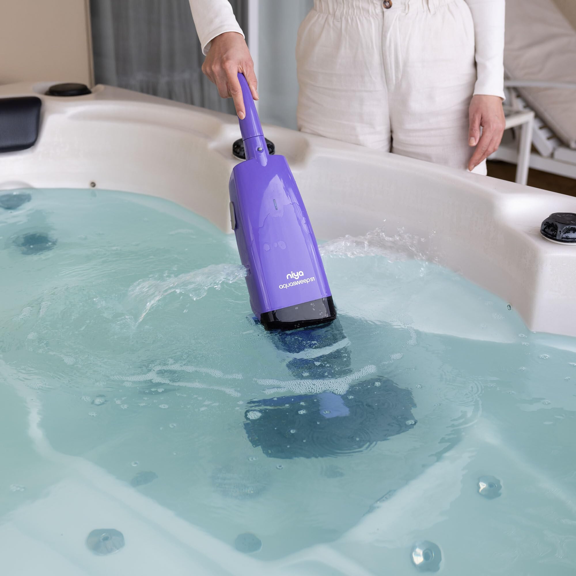 Niya AquaSweep S1 Aspirateur de Piscine sans Fil avec Manche télescopique, Aspiration puissante, Nettoyage des Coins Difficiles d’accès, Autonomie de 60 Min, pour Piscines Hors-Sol et enterrées, Spas