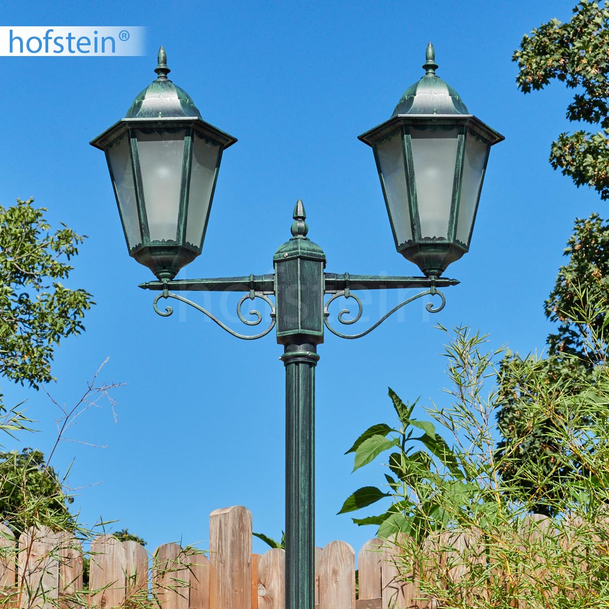 HOFSTEIN Lampa drogowa zewnętrzna Hong Kong, lampa ścieżki z metalu/szkła w kolorze czarno-zielonym/mlecznym kandelabr ze szkła antycznego, wysokość maks. 245 cm, oświetlenie ogrodowe IP44, 2 x E27,