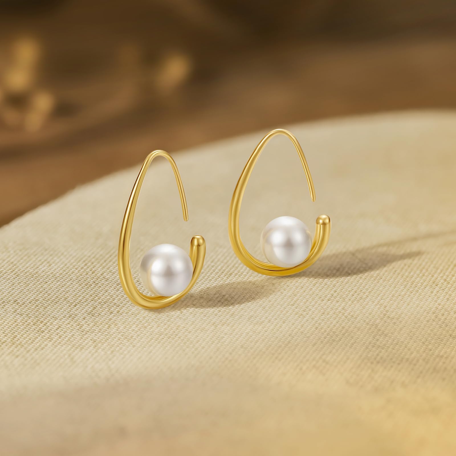 Silberne hypoallergene Perlen-Tropfen-Creolen mit silbernen Perlenarmbändern mit Schleife