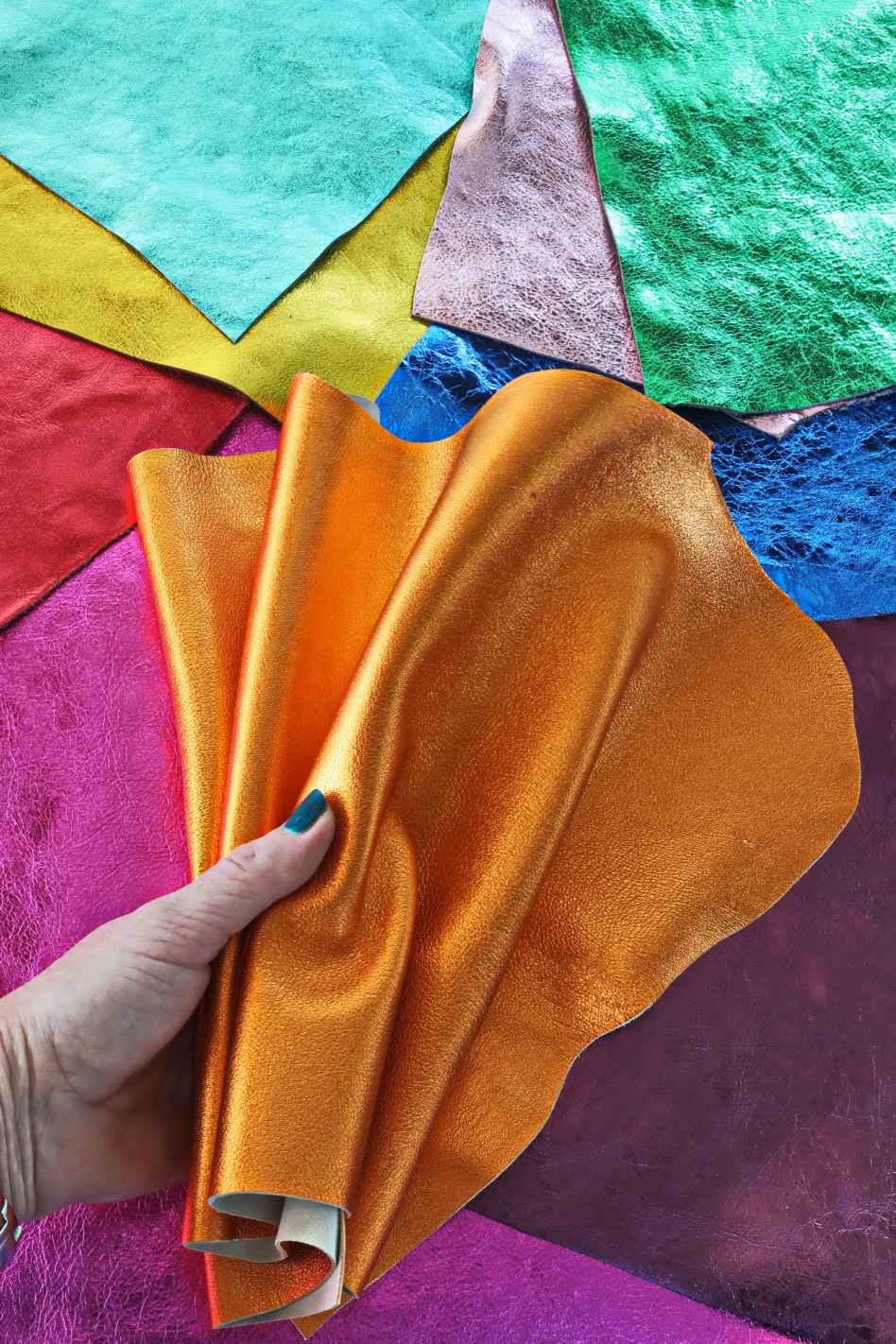 LA GARZARARA - Scampoli di Pelle Metellizzati con Effetto Stropicciato o Grana - Min 25x20 cm Max 40x40 cm - 1 kg - Selezione Casuale per Artigianato Cucito e Creazioni Handmade - Colori Vari - B104