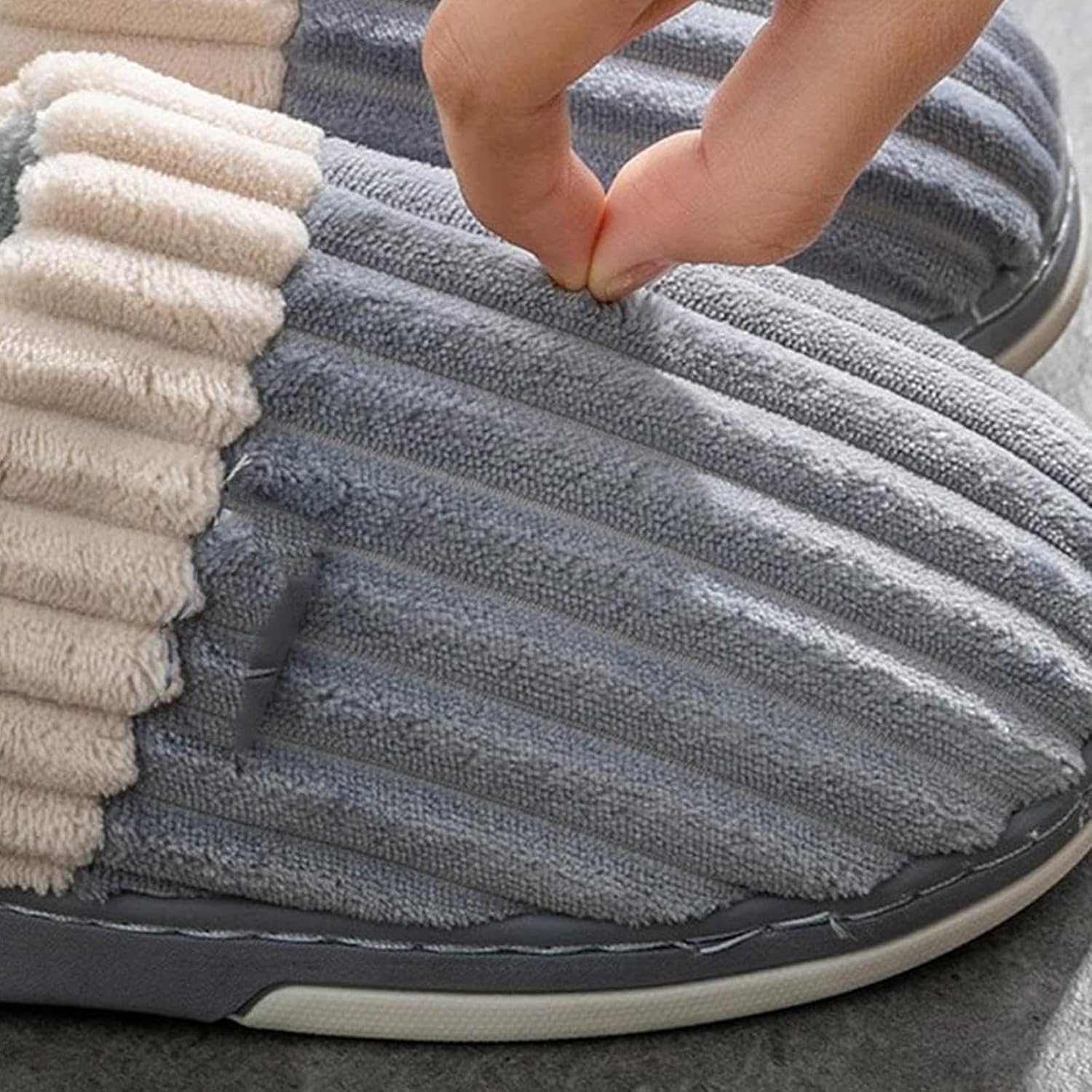 Pantufas Quentes Antiderrapantes para Mulheres e Homens, Chinelos Macios e Aconchegantes com Pelúcia Artificial.(Recomendado Escolher 1 Tamanhos Maiores). Pantufas Quentes Antiderrapantes para Mulheres e Homens, Chinelos Macios e Aconchegantes com Pelúcia Artificial.(Recomendado Escolher 1 Tamanhos Maiores).
