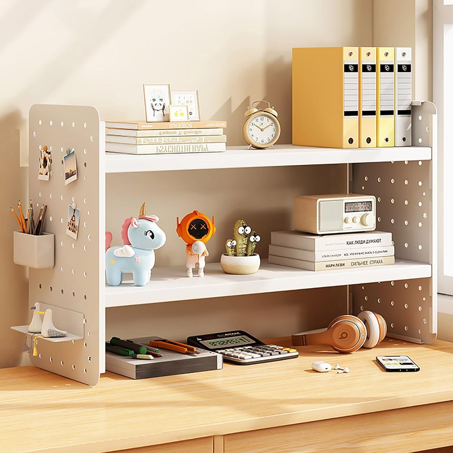 Clapier de dortoir et étagères supérieures pour optimiser un petit bureau