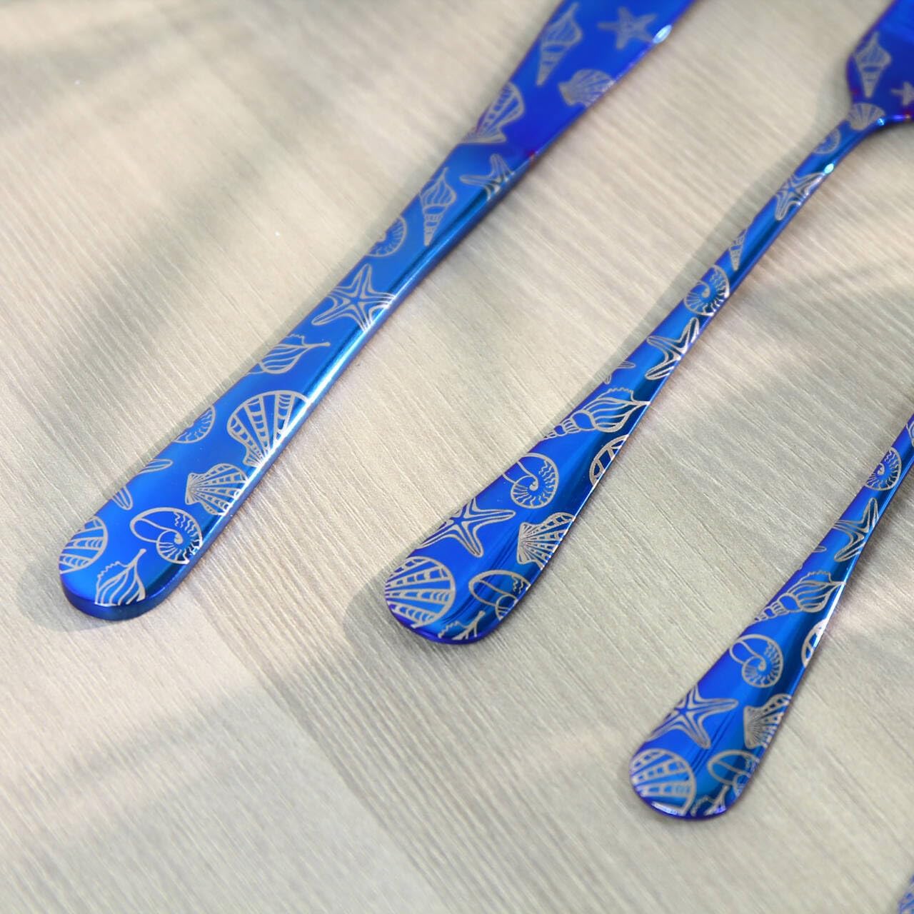 20 Pieces Stainless Steel Flatware Set for 4 People Knives Forks Spoons Set, Nautical Coast Seashell Pattern Design, Mirror Polish and Dishwasher Safe Blue Silverware Set (20, Blue-Seashell)