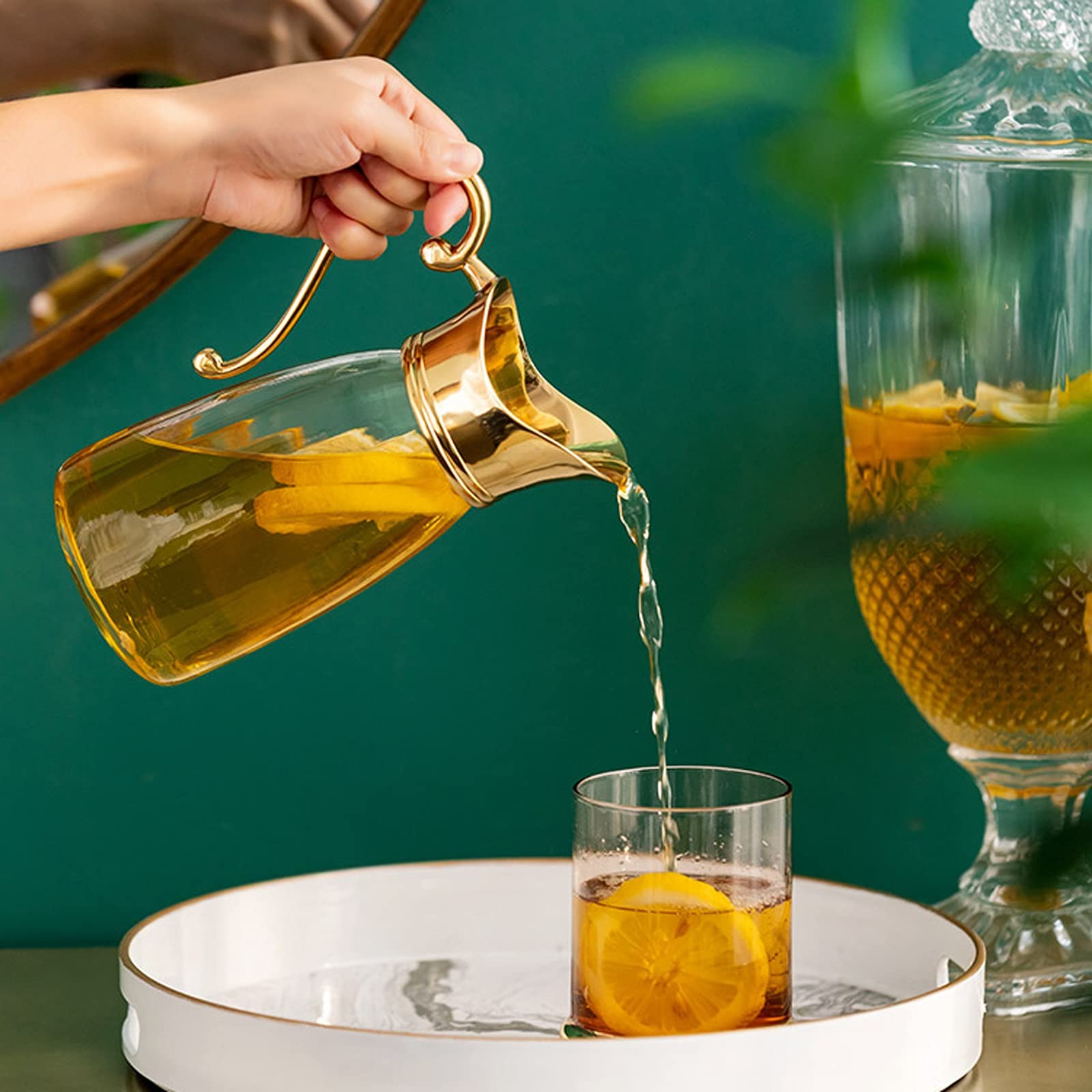 Pichet Pichet en Verre de Luxe légère avec poignée en Laiton et Bec, cruillot de Lait créatif d'eau Froide pour la Maison, Restaurant, café (25,3 oz) Pichets
