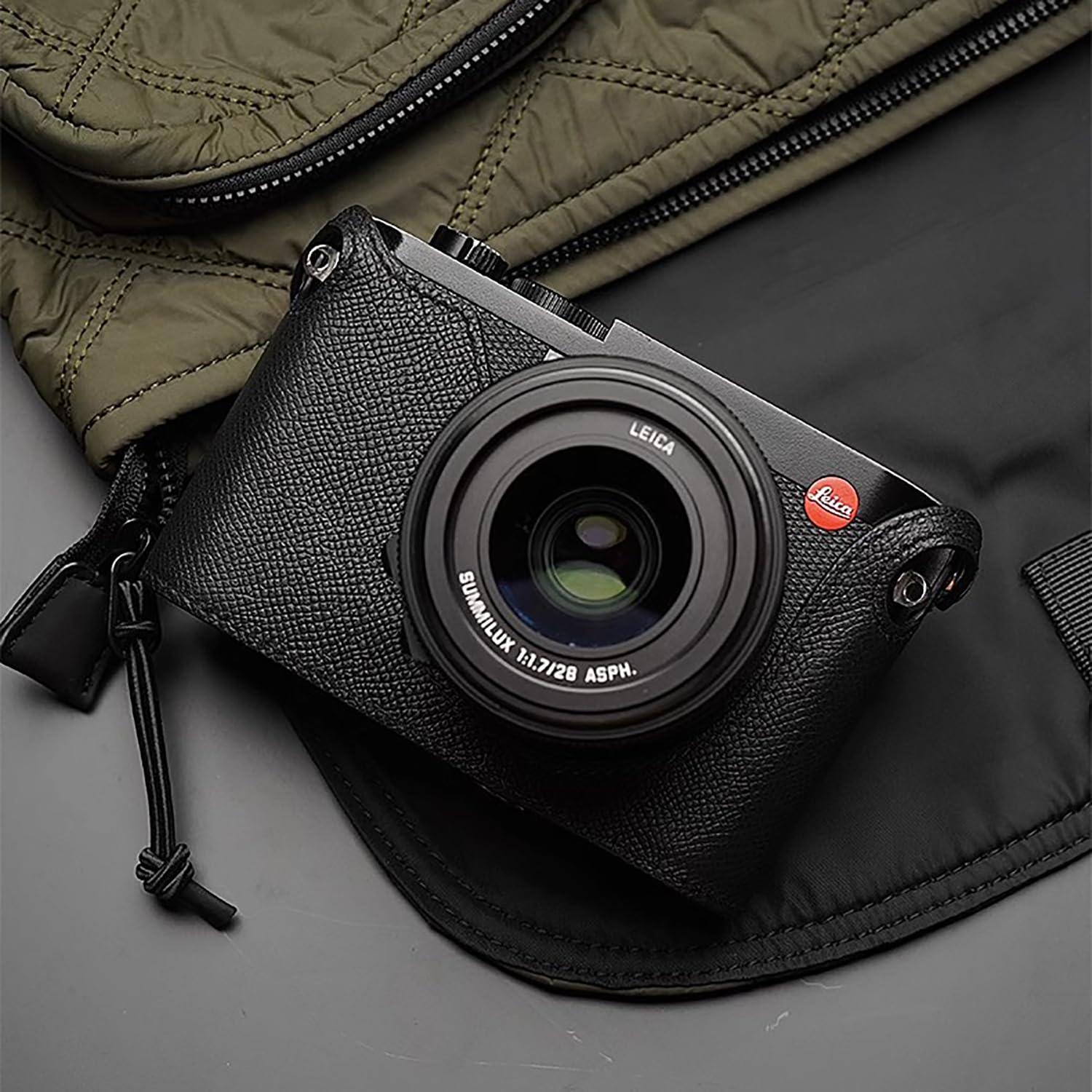 【極美品】Leica Q2　※オマケ付き (純正バッテリー、本革ボディケース) Amazon | LEICA Q2 用 ボディーハーフケース ボディケース