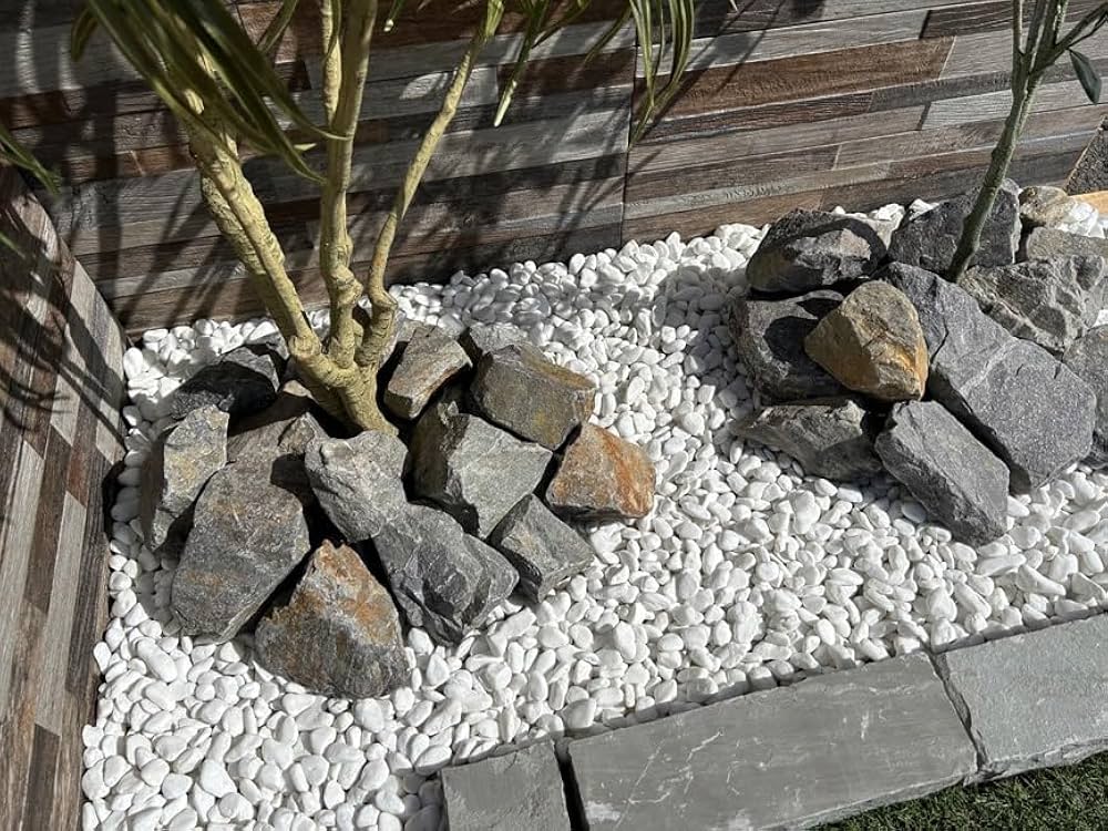 Amazon.co.jp: 玉砂利 白 砂利 石 敷く 敷き 庭 ガーデニング ホワイト