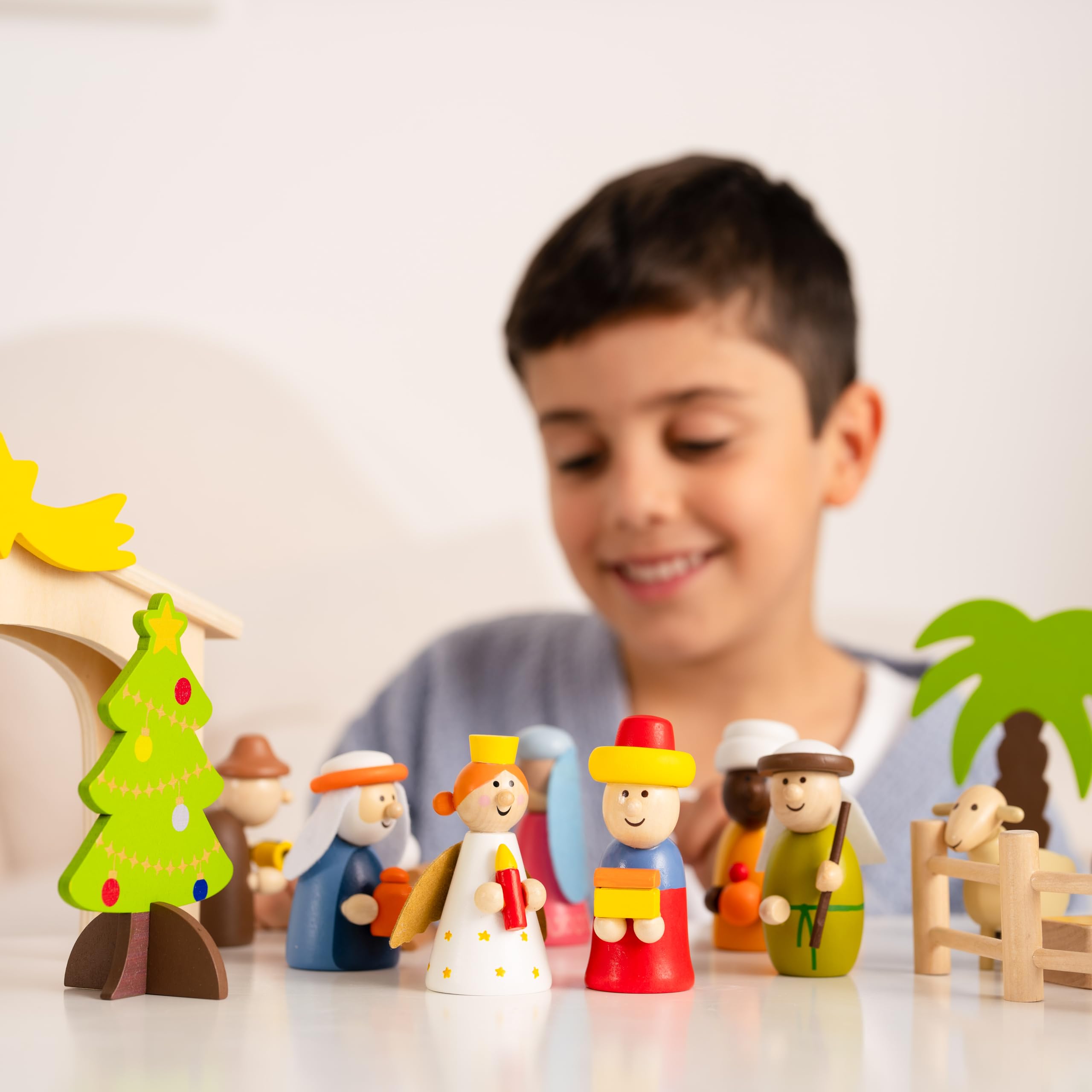 Weihnachtskrippe - Holz handbemalt - 18 Teile - mit Weihnachtsbaum – Krippenspiel für Kinder – farbenfrohe Deko & Geschenkidee - Stall mit Stern, Heilige Drei Könige, Maria & Josef, Ochs & Esel