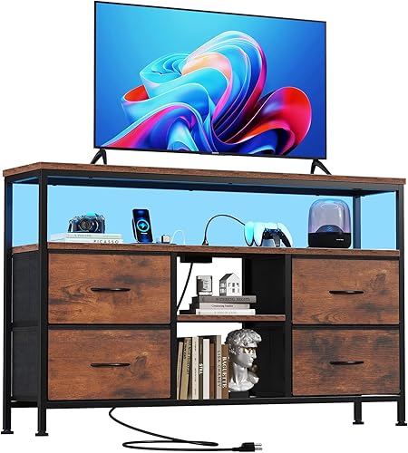 Sweetcrispy Mueble de TV Cómoda para dormitorio, centro de entretenimiento con 4 cajones, con luces LED y tomas de corriente, consola multimedia