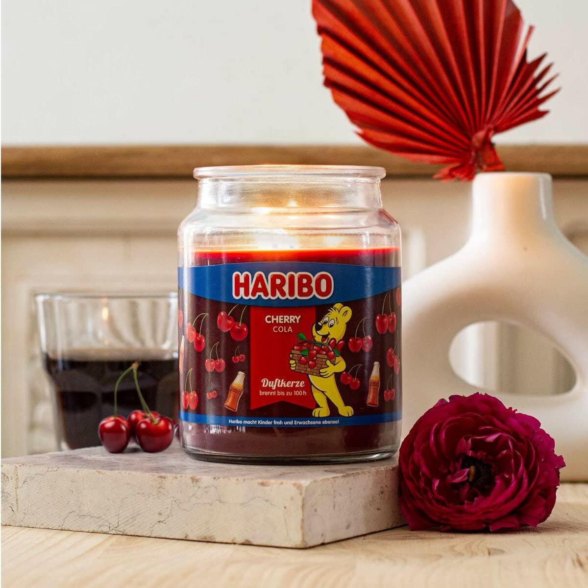 Haribo Duftkerze im Glas mit Deckel | Cherry Cola | Fruchtig | Kerzen Rot | Groß (510g)