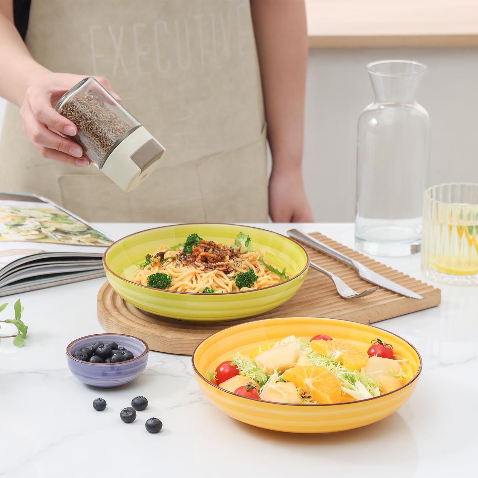 KitchenTour - Juego de 6 cuencos de cerámica para pasta, 26 onzas, cuencos de porcelana colorida de 8 pulgadas, anchos y poco profundos, aptos para lavavajillas y microondas