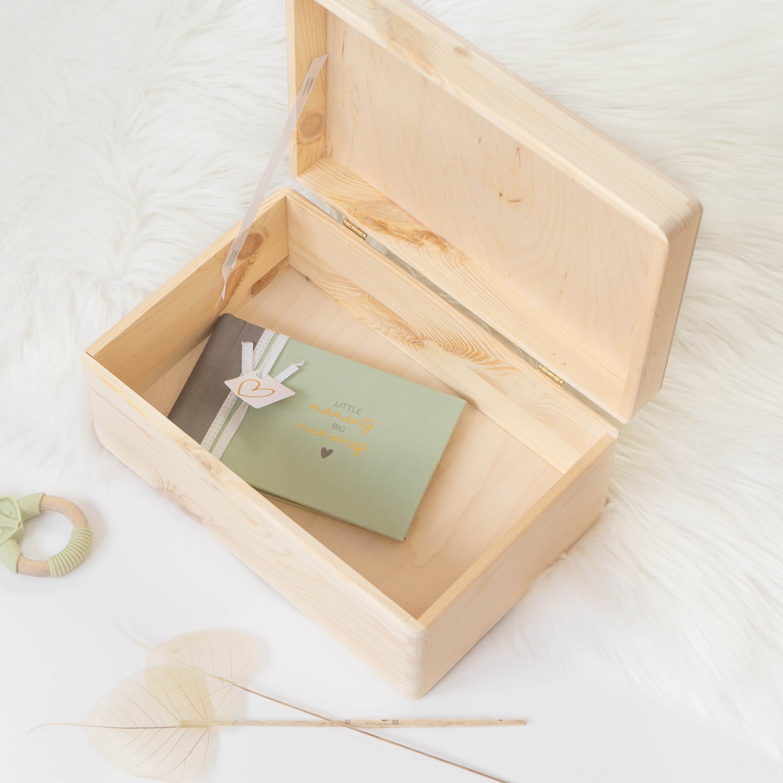 Geschenkfreude Erinnerungsbox Baby Personalisiert - 30x20x14cm - UV-Druck - Individuelle Aufbewahrungsbox - Erinnerungskiste aus Holz - Taufgeschenk - Geschenke zur Geburt - Waldfreunde Lichtung