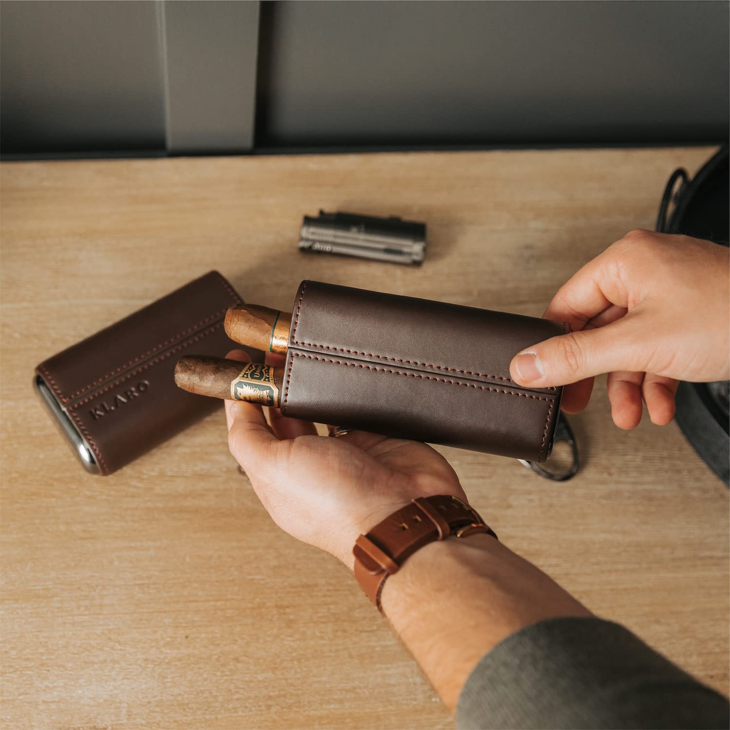 CASE ELEGANCE Estuche Protector de Viaje Premium para 3 cigarros, Cuero marrón de Grano Superior Genuino, Forrado de Cedro con Tapas de Extremo de Metal Dorado, empaque Listo para Regalo