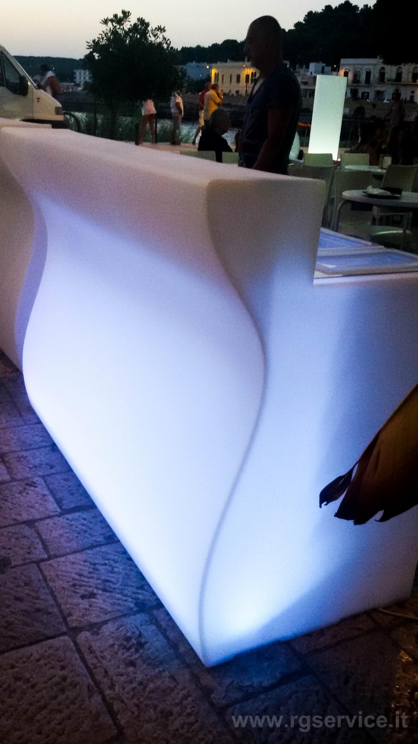 R.G.Service Bancone Reception Desk Bar Bart in Polietilene Luminoso Modulare per esterni ed interni. Accoglienza Brillante, trasforma i tuoi spazi con Il Desk Bar.