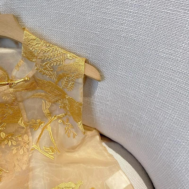 Chaleco de organza bordado para transformar prendas básicas en looks elegantes 4