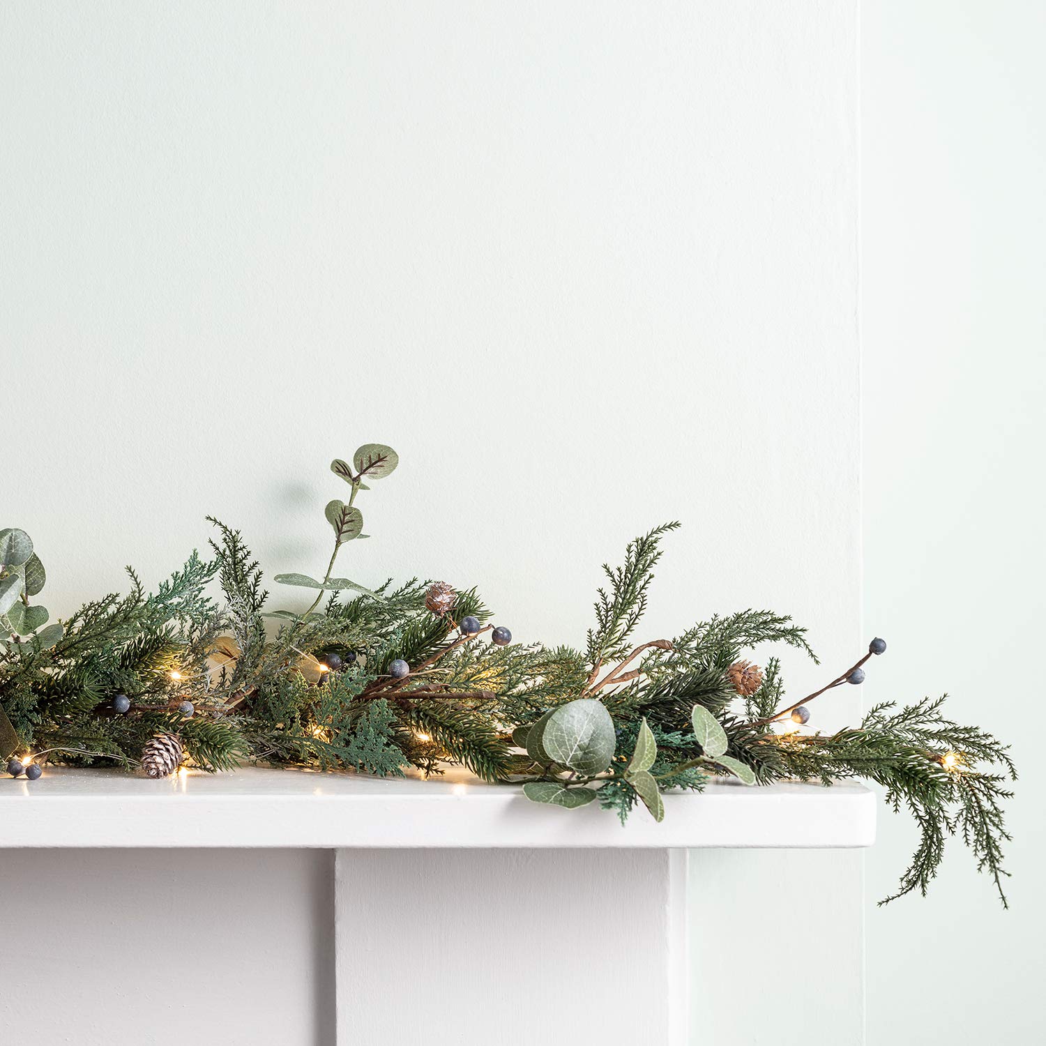 Lights4fun 2m Beeren & Tannenzapfen Weihnachtsgirlande und Mirco LED Lichterkette Timer Weihnachts Deko