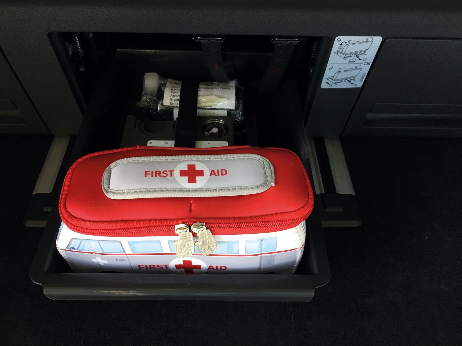 BRISA VW Collection Volkswagen VW T1 Bus Transporter 3D Neopreen Kleine Universele Zak - Brandweer/Rood