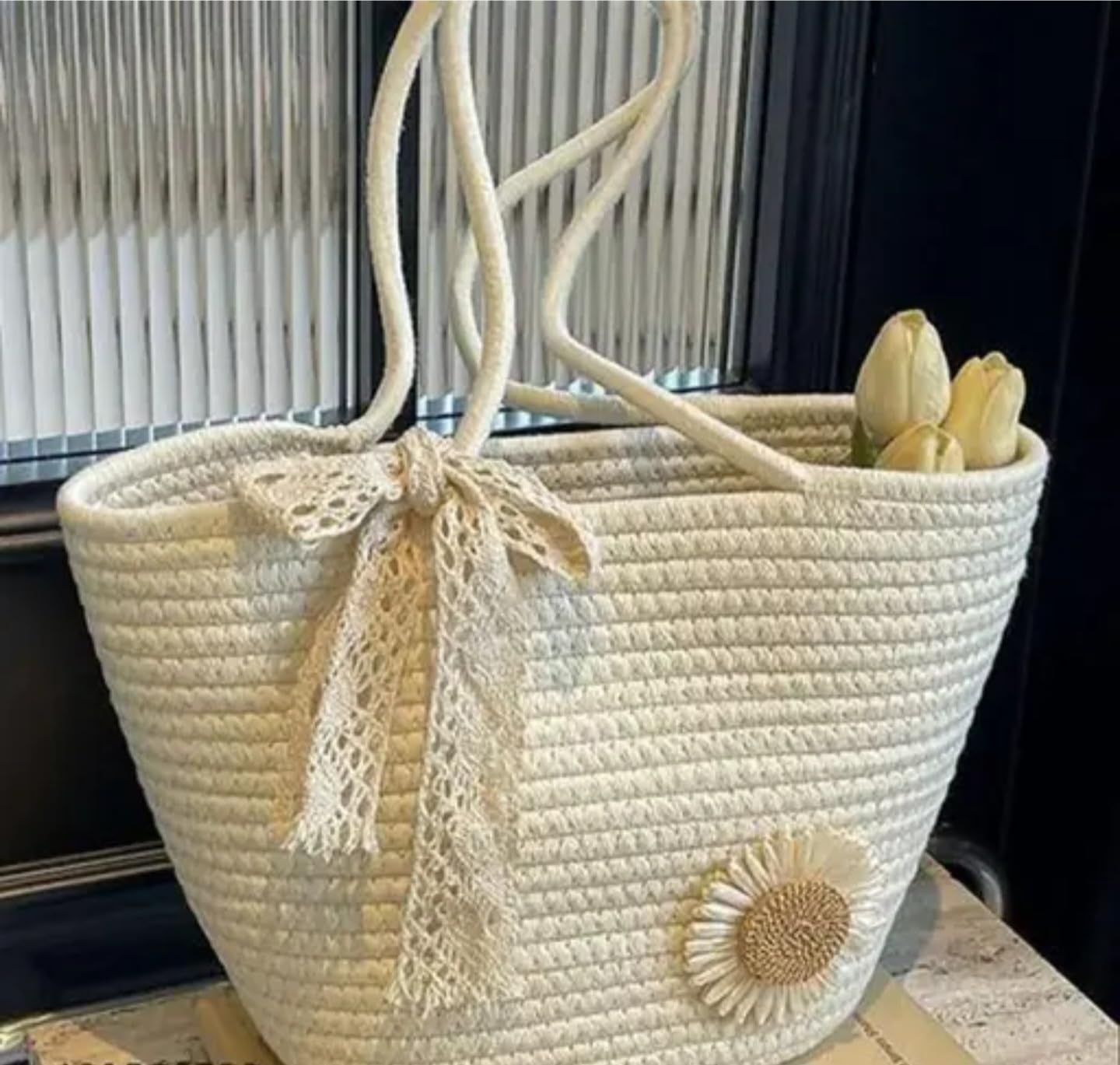 Panier en corde de coton tressé avec dentelle et grand motif tournesol brodé main