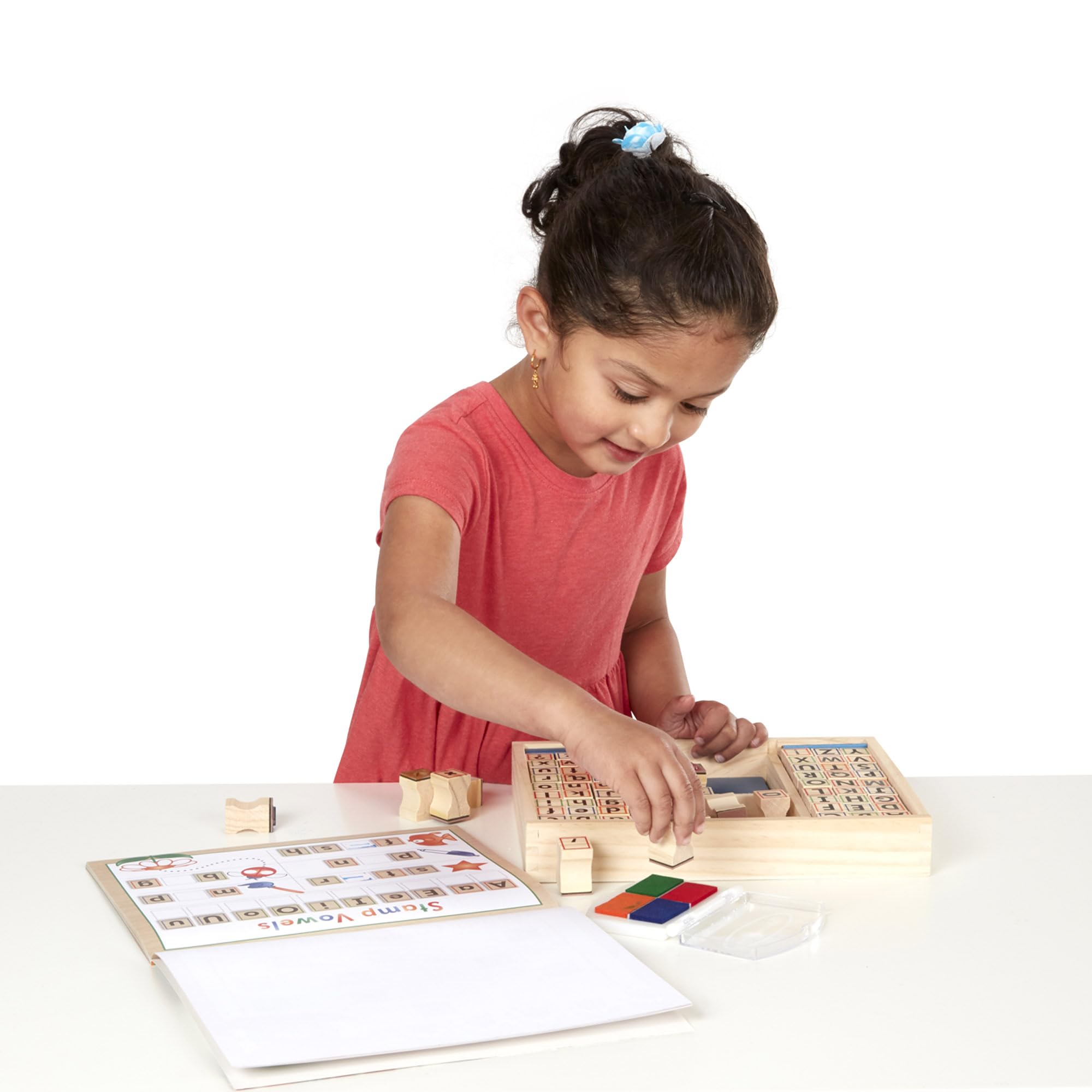 Melissa & Doug - Zahlen und Buchstaben Stempelset mit 71 Holzstempeln, Stempelkissen und Übungsblock, Für Kinder ab 4 Jahren