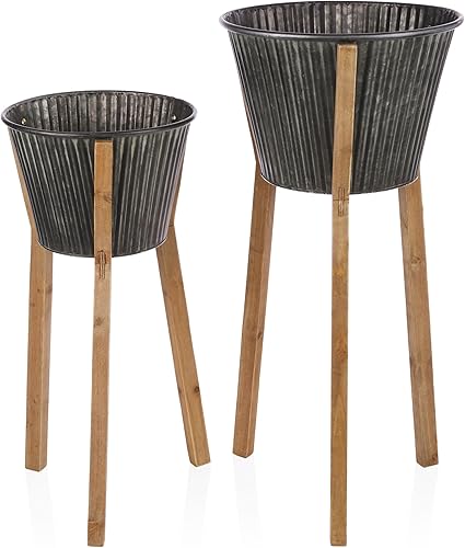 Miniatura 10 de Alpine Corporation Macetas de metal para interiores y exteriores con soportes de madera y agujeros de drenaje (juego de 2)