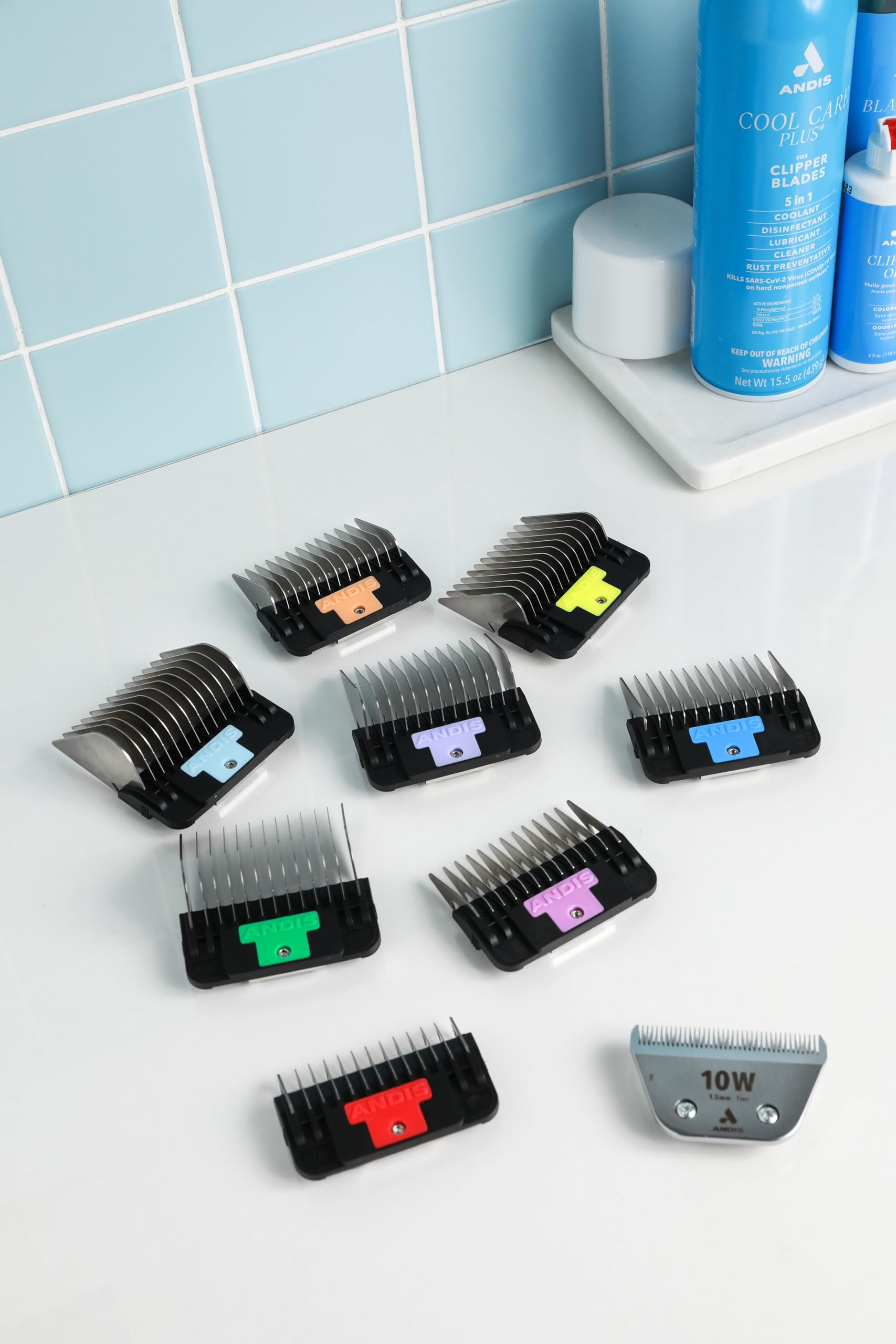 Andis 561475 Premium-Tierkamm-Set mit Clip, hergestellt aus Kunststoff, inklusive 8 farbcodierten Kämmen in verschiedenen Größen, Befestigungskamm, alle Fellarten, mehrfarbig | Passend für breite Klingen Nr. 10 W, # 30 W, T-84 und T-10, robuster Kunststof