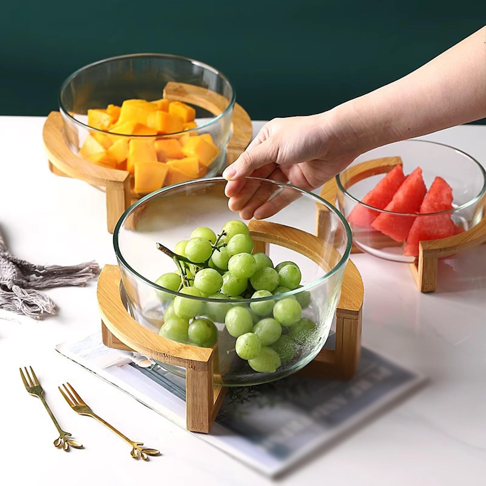 Zestaw szklanych misek do sałatek z drewnianą podstawą i przyborami do serwowania, elegancki design na imprezy i owoce, zawiera serwery do sałatek, idealne do rozrywki i codziennego użytku