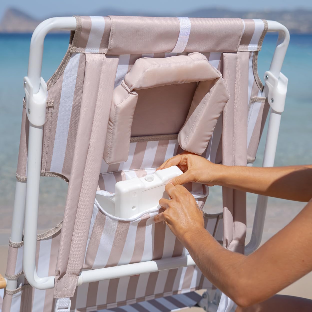 Flamingueo Silla Playa Plegable - Reclinable 5 Posiciones - Agujero Cabeza y Brazos - Reposapiés 3 Posicones - Asas Mochila - Bolsillo Insulado y Posavasos - Aluminio y Poliéster - Beige