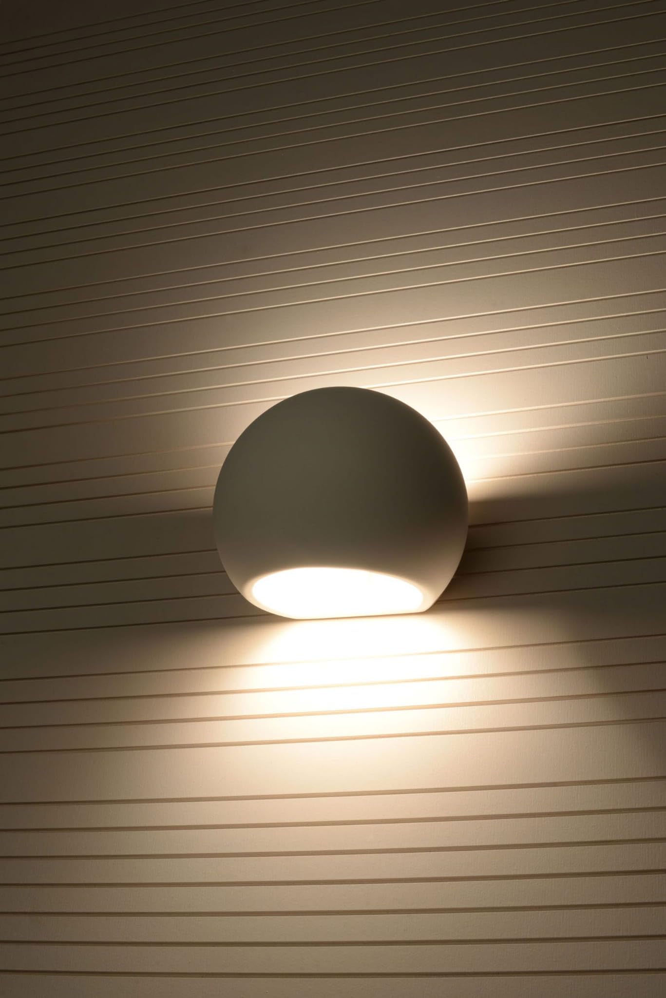 SOLLUX lighting Lámpara De Pared De Cerámica Globe | Diseño Moderno Altamente Versátil | Bombilla Reemplazable E27, 1 x 60 W | Blanco, 18 x 11 x 14,5 cm